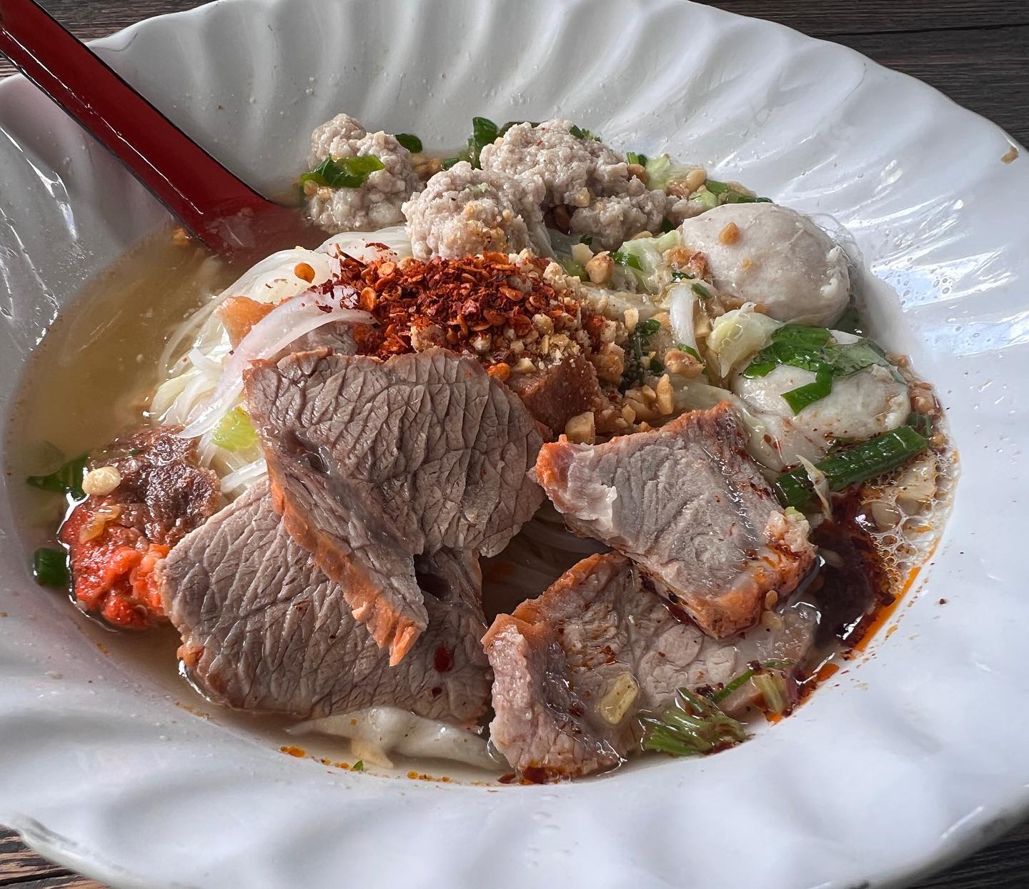 “Pai-fah noodle, 반캉왓“
#똥냠쌀국수 똥냠에 맛에 푹빠짐
#향신료중독 내가 원래 이런거 먹었던가
이상하게 자꾸 생각나네🥘🍜
매운소스랑 땅콩소스 다 필수🧡❤️

#치앙마이맛집 #치앙마이맛집추천 #paifah 
#빠이파국수 #반캉왓 #반캉왓맛집 #반캉왓마을 
#chiangmaifood #chiangmaitrip 
#치앙마이여행 #태국여행 #thailand🇹🇭
