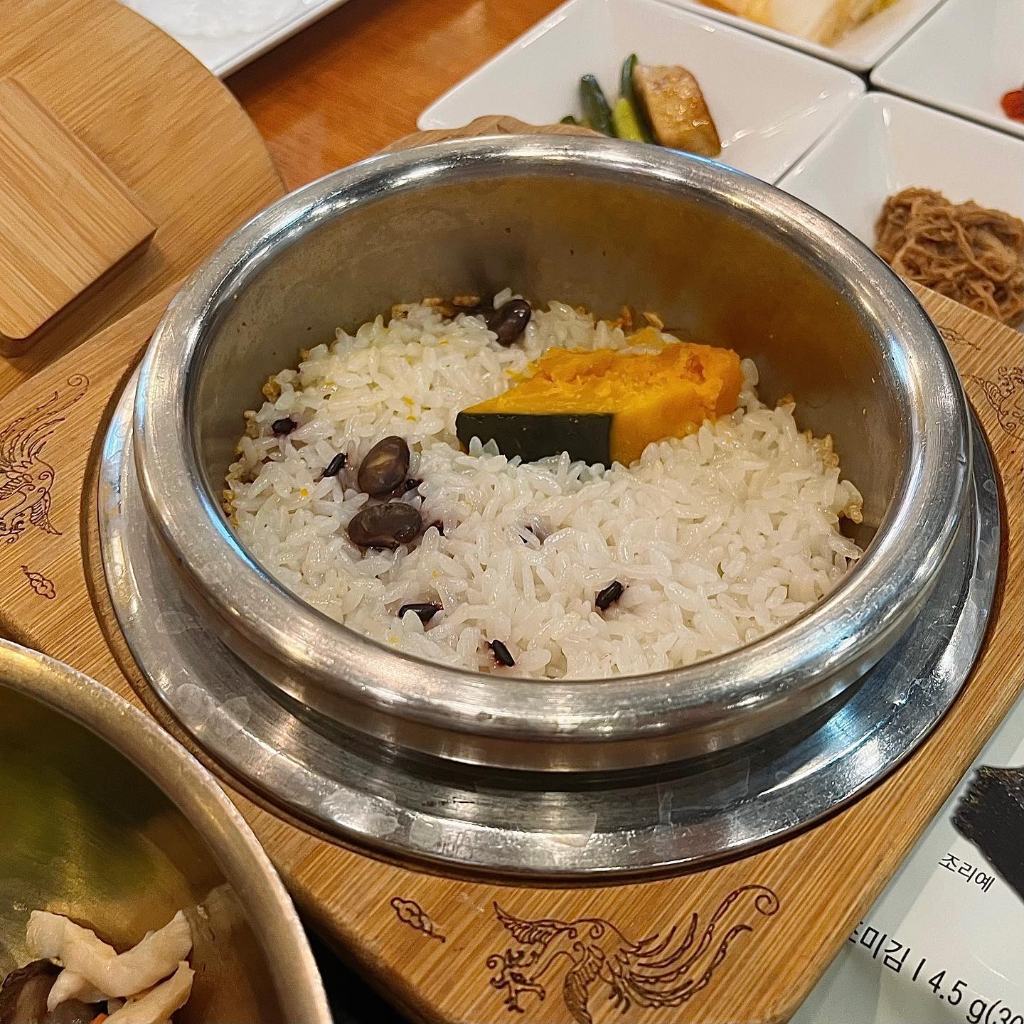 #원할머니보쌈본점
📍위치: 서울 중구 난계로 201 1층
❤️깔끔하게 한상차림으로 먹기 너무 좋은 보쌈정식,찌개정식
🧡포장, 배달 둘다 안되는 나만 알고싶던 메뉴!!
💛구성은 솥밥+찌개+보쌈+김치+장조림같은 가벼운 밑반찬!!
💚밥은 누룽지해먹을수있게 물과 덜어먹을 그릇도 줌!
💙원할머니 보쌈답게 전혀 찔기거나 단단하지 않은 부드러운 보쌈고기
💙밥대신 메밀국수가 나오는 메밀정식도 있음!! 면이나 밥 선호에 따라 먹는게 좋을듯!!
💙가성비가 좋다고는 생각이 안들긴함..!그래도 가볍고 깔끔하게 먹기 좋음!
💜추천메뉴: 보쌈반상
🤎재방문의사: 80%

#맛집스타그램 #맛스타그램 #맛있다그램 #먹스타그램 #먹방 #술스타그램 #오늘뭐먹지 #먹스타그램 #먹스타 #먹스타맞팔 #먹팔 #먹스타그램맞팔 #먹팔환영 #먹팔맞팔 #소통 #좋아요 #팔로우늘리기 #좋아요반사 #좋반 #좋아요늘리기 #팔로우 #맞팔 #likefoefollow #lfl #fff #f4f #follow4follow #선팔맞팔  #フォローバック
#いいねした人全員ファローする