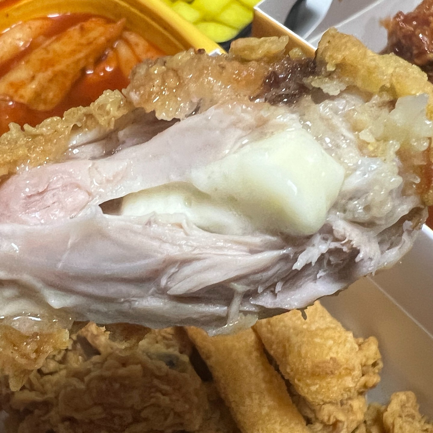진짜 치즈가 들어있던..
신기한 #치킨 
#치킨플러스 

닭다리 안에 치즈가 있더라구요?ㅋㅋ
별다른 맛은 못느꼈는데 이거 넘 신기하죠?

#먹방 #먹스타그램 #좋아요 #맞팔 #선팔 #jmt #치느님 #치킨플러스 #후라이드 #양념치킨 #후라이드치킨 #두마리같은한마리 #존맛 #먹스타맞팔 #먹스타