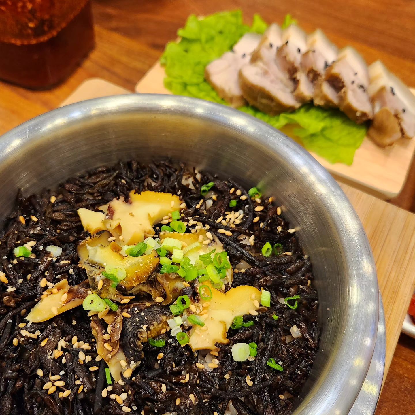 #협찬 #제주여행
#늘소담 에서 뿔소라솥밥&돔베고기 즐기고 왔어요:)

저의 pick은
#구쟁기톨솥밥정식 18,000원

제주산 #뿔소라(#구쟁기)와 
#톳 을 올린 따끈따끈한 #돌솥밥 에 
#돔베고기 를 반찬 으로 즐기다가
#숭늉 으로 하는 마무리라니..
햐 이거 구성 정말 바람직한 거 아닌가요ㅠㅠ?👍

일단 #제주공항 근처에 있어 #접근성 이 좋고, 
음식들 가격대도 괜찮아서
가볍게 들러서 한 끼 식사하기 괜찮을 듯해요🙂

✔️주소 : 제주시 탑동로 31
✔️전화 : 0507-1355-1325
.
#제주늘소담 #탑동맛집 #제주맛집 #제주공항근처맛집 #제주맛집추천 #제주도맛집추천 #제주도민 #제주도 #제주도여행 #제주로컬맛집 #제주현지인맛집 #제주공항맛집 #제주탑동맛집 jeju_neulsodam #옴팡_제주 #옴팡_여행