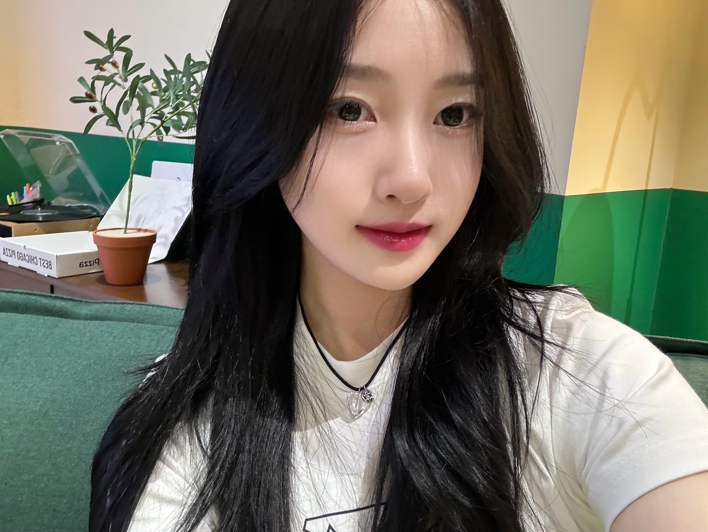 #협찬 렌즈타운 시티오브블랙🖤

깨끗한 느낌의 검은눈동자를 만들어주는 렌즈! 홍채와 자연스레 연결되는 섬세한 그래픽이 촉촉하고 맑게 표현해주며 매혹적인 눈빛을 만들어줘요🫶🏻 

자연스럽고 또렷한 블랙렌즈 찾으시는분께 추천드려요 데일리렌즈로 찰떡이랍니다✨

시티오브블랙렌즈만의 톤업 발색으로 맑고 깨끗한 눈망울을 연출 해보세요!
_
#렌즈타운 #블랙렌즈 #시티오브블랙 #렌즈추천 #원데이렌즈 #데일리렌즈 #lenstown #컬러렌즈 #렌즈 #셀카 #셀피 #selca #selfie #daily #셀스타그램 #얼스타그램 #데일리 #좋아요 #좋아요반사 #자연스러운렌즈 #렌즈리뷰