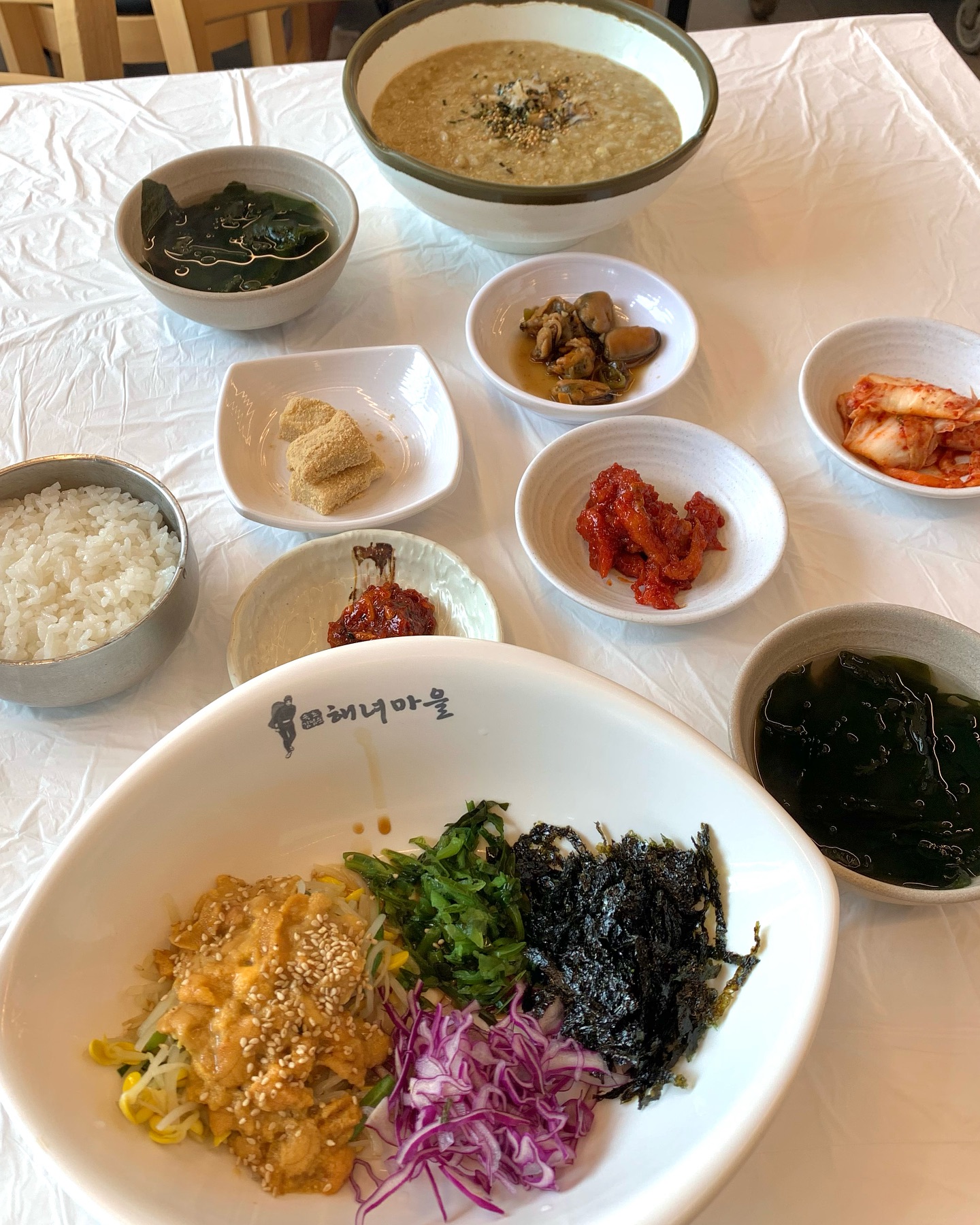 속초 바람꽃해녀마을🐠🦀🐚🌊
사람은 둘인데 먹고싶은것 투성이었던••
(전날 술먹어서 더 그런듯“)
성게알 비빔밥 포기 못해서 늬끼~하게 해장하기✨
앞에서 안말렸으면 전복뚝배기도 시킬뻔🍲
#속초여행#속초맛집#속초#바람꽃해녀마을#성게알비빔밥