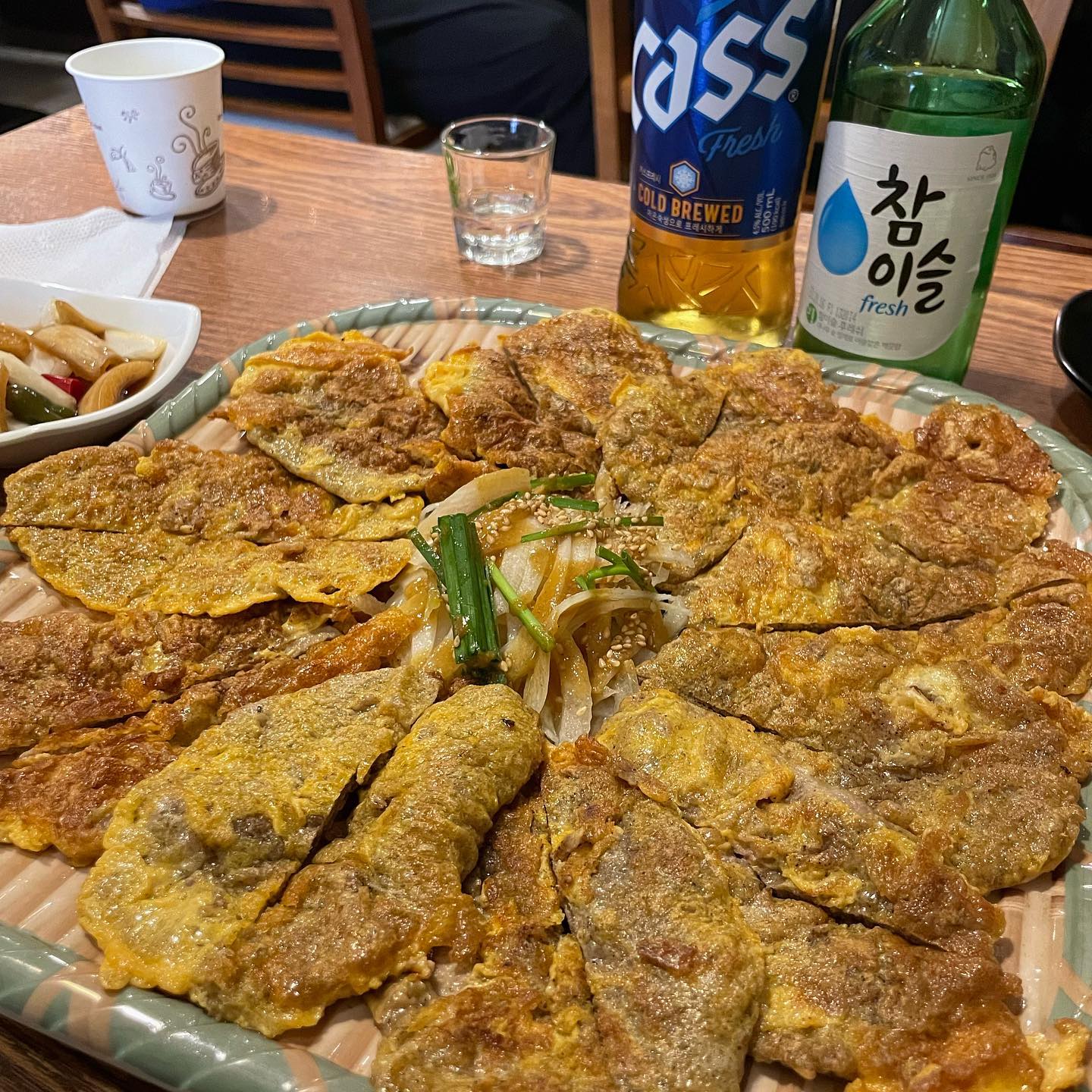 또,, 먹고싶은 골목집🥹
(이 골목에 먹고싶은게 쫌 많음,,)
여기는 원래 더덕이랑 부추무침 나오는 삼겹삼합이 유명한거같은디 더덕을 안조아해서 육전이랑 두부부침으로 주문,,ㅎ

육전 맛있는데 양도 많고오~~~!
두부부침은 창란젓갈에 파랑 같이올려먹으니까 너무 맛있었다,, 두부가 치즈같어,,,,
완조니 추천때립니다요,,
다음엔 계란말이도 머거바야징
낮술로 소주 조지고 행복해따-💛
.
육전 23,000
두부부침 13,000
.
#골목집#이촌골목집#써니의먹고또먹고#써니의먹고또먹고_용산#용산노포#서울노포맛집#서울술집#서울맛집#용산맛집#이촌동#이촌동맛집
