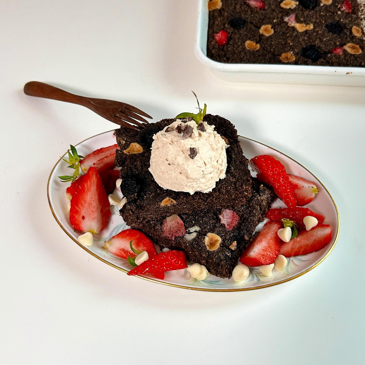 초코더블베리 베이크드오트밀 🍫🍓
나의 영원한 오트밀 선생님 챱챱님 피드보고 오랜만에 벸옽!
꾸덕치덕한 오나오에 빠져서 매번 오트밀 재우다가
오랜만에 #베이크드오트밀 만드니까 너무 맛있어요 ❤️
예전에는 베이크드에 빠져서 아침마다 구웠는데ㅋㅋㅋㅋ
오븐 굽는 시간 기다리는 건 힘들지만…🥲
미리 구워놓으면 #베이크드오트밀케이크 처럼 먹을 수 있음 ㅎㅎ
전 날 만들어놨다가 냉장하면 밀도 높고 더 쫀쫀해져요!!
진짜 너무너무 맛있어서 한 입 먹자마자 미간 찡긋 ✨💖

오트밀 좋아하시는 분들, 입문하시는 분들은 #오이렇게다양한오트밀요리 
오트밀과 찰떡궁합인 요거트는 #오늘부터집에서그릭요거트 
책 추천해요오 !
오트밀과 요거트의 무궁무진한 세계가 펼쳐져있음 🪐