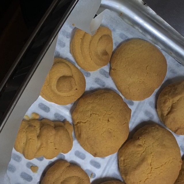 생긴 건 요상한데 맛이 홍콩제니베이커리 그 자체라서 스스로 만족. 🍪 짤주머니 사러가야지