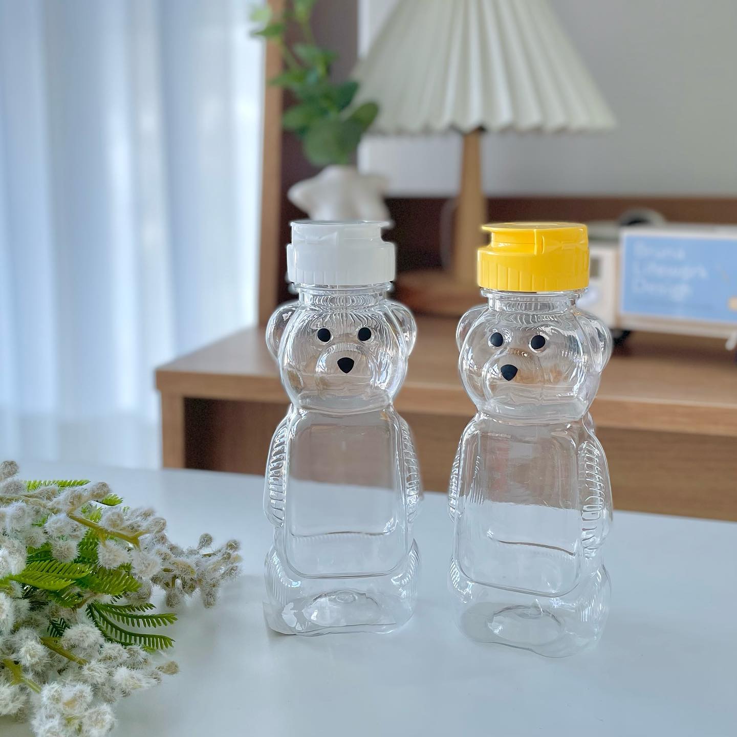 꿀 🍯 어디다 담아드세요???

🍯하면 🐻 
국룰이죠??? 
베어허니보틀이 두 종류가 
들어왔어요🤭

그간 노랑캡만 있었는데 
깔끔한 흰캡으로 입고되었어요!!
무채색컬러 매니아언니들은 
요고요고 주목해주세요🙏

사이즈가 무려 3가지로 있어서 
여러용도로 쓰실수 있구 
귀여움이 더해져서 
사용할 때마다 웃음짓게하는 
아이템 이랍니다 ~~^^ 

이쁘게 촬영해서 
업뎃해 볼께요💛
꿀처럼 딱 뿥어있어봐요!!! 

오늘도 달달한 #감성식기애프터눈