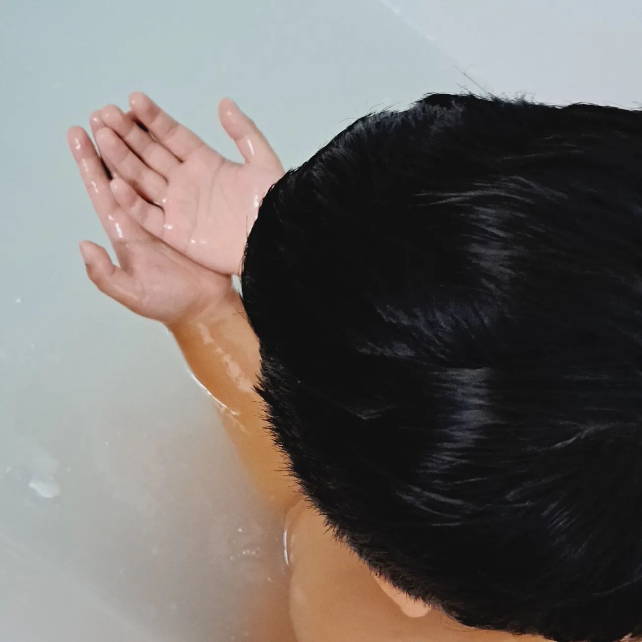 #협찬 #광고 #러블로 #러브슬라임 

반신욕을 즐기는 울 아들, 새로운 입욕제 러블로 러브슬라임 젤입욕제 사용 후 완전 빠져버렸다 ㅋㅋ

일단 욕실안을 가득 메운 달달한 복숭아향

다른 장난감따윈 필요없다
오로지 젤리같아진 물만 가지고 촉감놀이를 신나게 한다^^

파우더 가루를 풀었는데 어떻게 이렇게 되지?
어른인나도 신기방기^^

물속에서 시간이 지날수록 젤리가 더 잘 뭉쳐지고 늘어져 놀면놀수록 새로운 촉감을 느낄 수 있어
긴시간 아주 잘 논다^^

맨들하고 미끈하고 말캉하고~
물속에서 느끼는 슬라임놀이는 특별한 느낌으로 특별한 경험이 되었다

자연유래성분 5종, 안전한 성분으로 만들어져 우리 아이들이 사용해도 걱정이 없다!!!! 굿♡♡

1시간여 지속되는 시간동안 달달한 복숭아향이 지속되어서 노는 내내 기분까지 달달^^

아이뿐만 아니라, 특별한날 부부 반식욕, 커플 반식욕 할때도 너무좋을것 같아 결혼 선물이나 기념일 선물로도 너무 좋을것 같다

참, 젤리가 배수되지 않을까? 걱정한다면 걱정할 필요 없다
천천히 잘 배수된다 ㅋㅋㅋㅋ
뜨거운 물은 뿌려주면 더 빨리 배수되니 마무리까지 깔끔하다

👉https://lovelostore.com/surl/P/13/?cafe_mkt=ue_0906_IE_P_001

#슬라임탕 #입욕젤 #입욕제 #입욕제추천 #젤리입욕제 #젤입욕제 #선물추천 #이벤트 #기념일 #슬라임입욕제 #입욕제선물 #입욕제후기 #슬라임놀이 #슬라임체험 #촉감놀이 #뷰티 #뷰티템