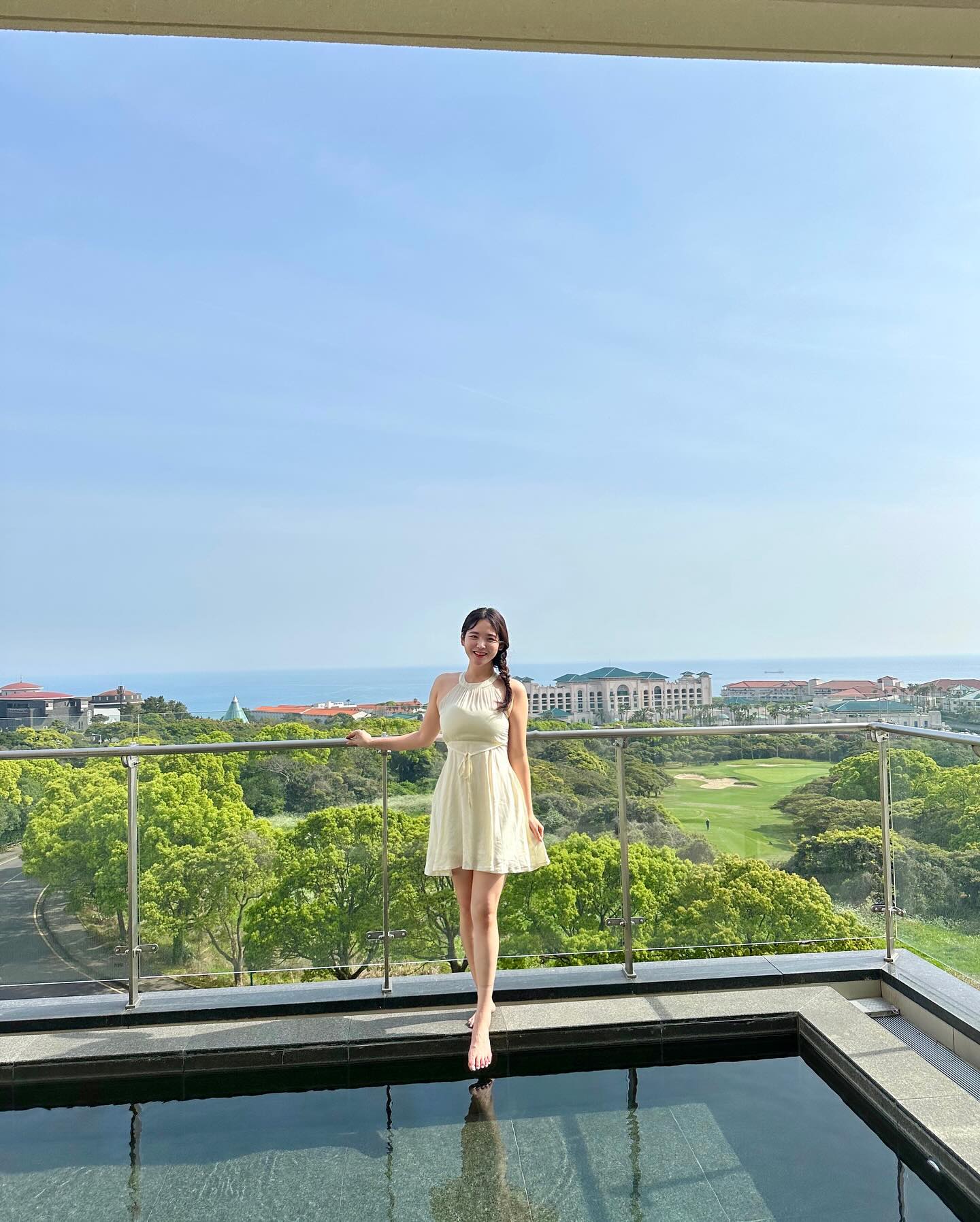 #광고 grandjosun_jeju 
그랜드 조선과 메르세데스 벤츠가 함께한 Stay with Mercedes 패키지 이번 제주여행을 완벽하게 채워줬어요😊
힐스위트관은 전체적으로 너무나 경관도 예쁘고 
라운지나 수영장 사우나 모든 건물이 예뻐서 존재만으로도 즐거운곳이에요.

아침에는 웰니스 프로그램으로 요가를 배우는 시간, 이곳은 장소부터가 통창으로 너무 예쁘고 힐링되는 시간이였어요.
그랑제이에서 즐기는 조식과 라운지 다과들,
그리고 본관과 신관에 있는 풀장들을 즐기느라 알차고 행복한 시간 보냈어요.
호캉스란 이런거지! 최고의 서비스,
그리고 다른 곳에서 느낄 수 없었던 친절함.
다들 저희에게 귀기울이고 계시다는게 느껴지더라구요. (세상에 구두때문에 발 뒤꿈치가 살짝 나갔는데 그걸 보시고 슬쩍 밴드를 보내주시는 센스🥹❤️)
벤츠 전기차로 제주를 여행하고 
행복한시간을 보낼 수 있다는 건 정말 멋진일이였어요

그랜드 조선 제주 Stay with Mercedes 패키지 
🖤벤츠 웰컴 다과 세트
🖤그랑제이 그랑초이스
🖤그랑제이 커피 & 티 서비스
🖤그랑제이 조식
🖤웰니스 프로그램
🖤본관 가든풀과 힐스위트관 헤븐리 풀 이용

#그랜드조선제주#제주도여행#제주도호텔#제주도숙소#서귀포호텔#호캉스#호텔추천#벤츠#EQ라인업