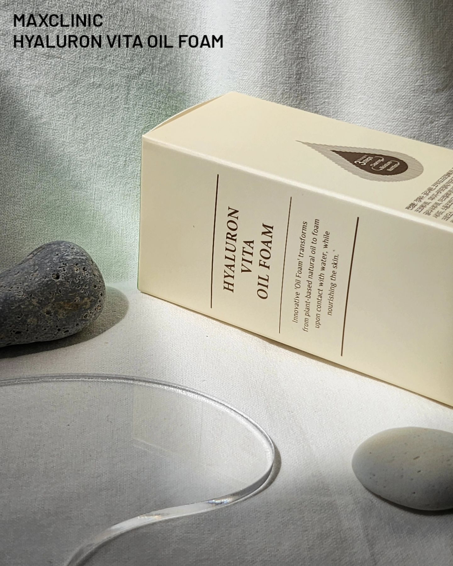 #협찬
MAXCLINIC - HYALURON VITA OIL FOAM
맥스클리닉 - 히알루론 비타 오일폼 

✔️오일 + 폼 2가지 제형으로 딥클렌징하는
  원스텝 저자극클렌저🌿
✔️히알루론산 + 비타민C를 결합한 특허성분으로
  수분+브라이트닝 효과✨️
✔️달맞이꽃, 갈근, 솔잎, 유근피 혼합추출물로 딥클렌징🧼

화장하고 1차 클렌징오일, 2차 클렌징폼 이중세안하기
번거로웠던 분들을 위한 원스텝 클렌저에요.

아침에는 오일에 물을 묻혀 거품🫧을 내서 사용하면
클렌징폼처럼 자극없이 데일리로 사용할 수 있고
화장을 지워야하는 저녁에는 오일을 얼굴에 묻혀
롤링하며 메이크업을 녹여준 후 물을 묻혀 거품을 내면
간편하게 이중세안 끝!😘 

히알루론산, 비타민C가 들어가서
마무리가 촉촉하고 맑은피부를 완성할 수 있고
1회 사용만으로도 모공 속 노폐물 90%, 블랙헤드 11%를 제거, 수분량 15%개선을 보였어요. 

📌실제로 사용했을 때에도 1회 세안만으로도
아이브로우, 아이라인, 블러셔, 베이스메이크업까지
말끔히 지워져서 편했고
마무리감도 촉촉해서 세안 후 얼굴당김이 없었어요.
부드러운 거품이 나서 자극없이 세안할 수 있었고
향도 싱그러운 향이에요. 

Tip. 진한 메이크업 클렌징 시 오일펌핑을 4~5 회 해주세요.
.
.
.
.
.
#맥스클리닉 #히알루론비타오일폼 #블랙헤드제거 #딥클렌징 #수분클렌저 #맥스클리닉오일폼 #이중세안 #딥클렌징오일
#딥클렌징폼 #맥스클리닉클렌저 #원스텝클렌저 #원스텝클렌징오일
