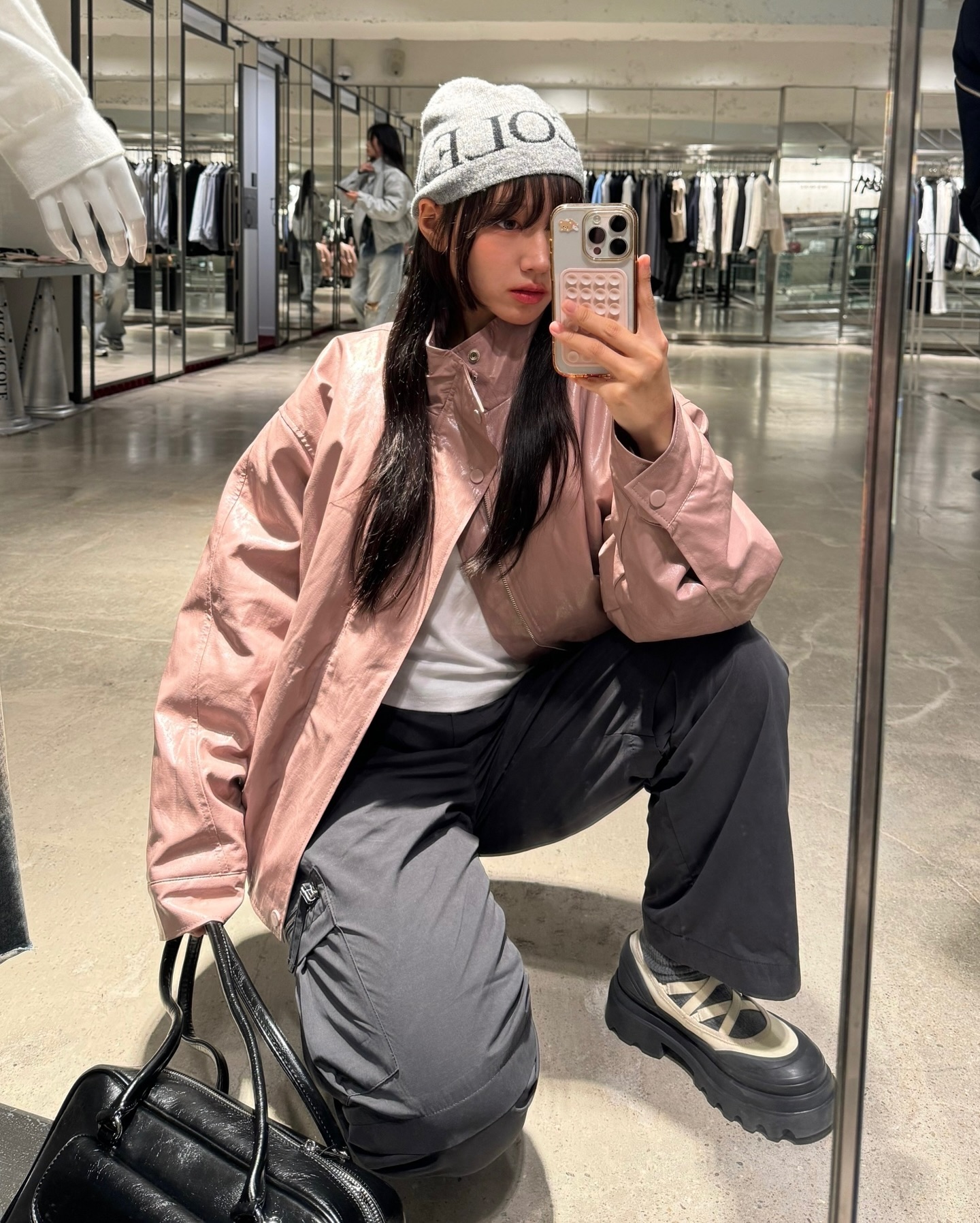 제 올해 첫 비니 앤 핑쿠자켓 오똔가요 🦋🩷 nicknicole_official 명동점에서 입어보구옴 ✿*✲ﾟ*｡⋆ 
이제 명동 가면 닉앤니콜도 꼬옥 들러주기에요 새로 출시된 향수도 만나볼 구 있다구 ? ✧･ﾟ 

#닉앤니콜 #nicknicole #닉앤니콜명동점 #그랜드오픈 #팝업스토어 #명동핫플 #명동쇼핑 #명동 #명동교자 도 꼭 먹어🥟🫶🏻