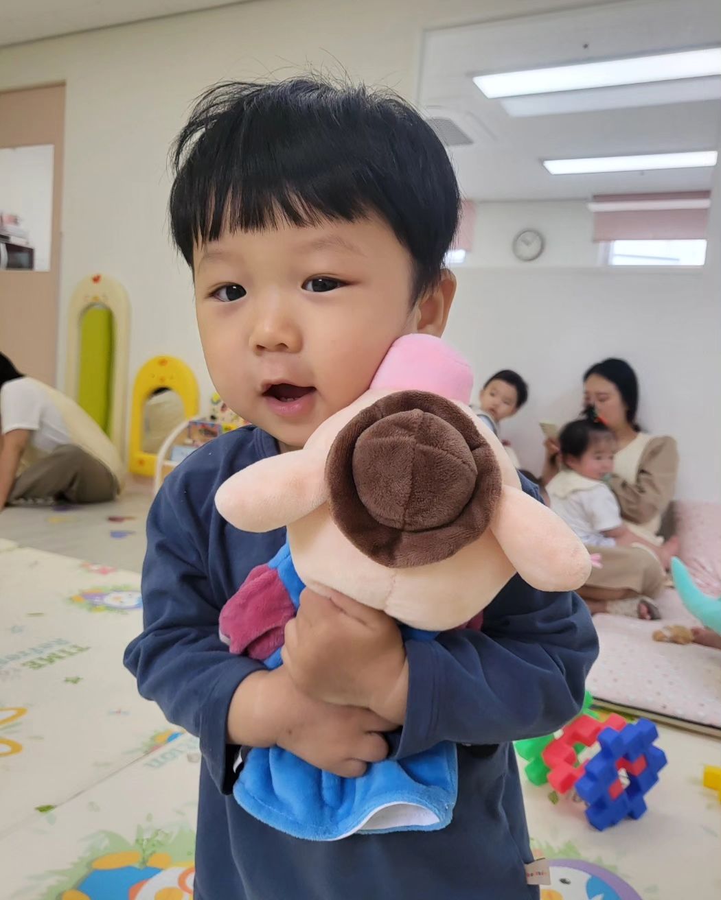 #또율근황

엄마 복직하고, 계속 꾸준히아프고
한달에 한번씩
벌써 두번이나 입원하신분😇

잘먹고 잘노는데 자꾸 아프니까
또 짠하고 자기도 체력안되니 짜증도 으마하게 늘고오오오........
근데 말은 왜안늘지..? 아니 왜 안하지 아들..?
ㅋㅋㅋㅋㅋㅋㅋㅋㅋㅋ
암튼... 너무 잘먹고 잘싸고 잘자고 잘크는 둘째 박도율씨였습니다😇💚