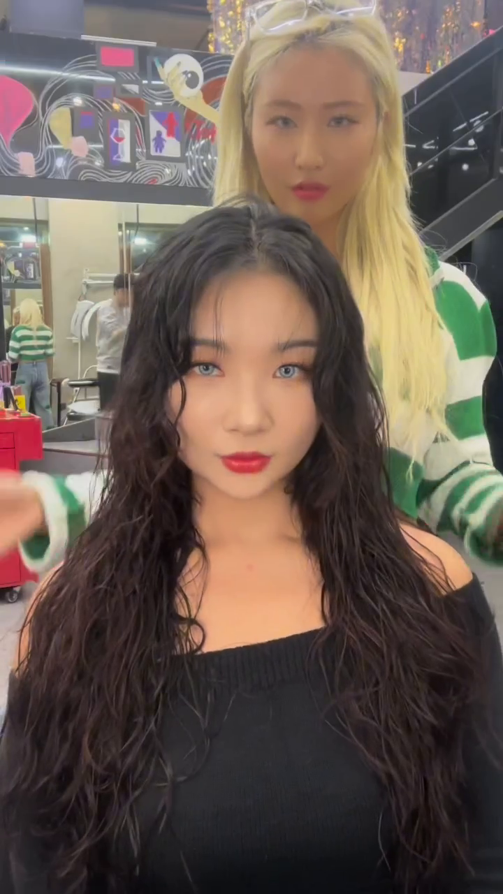 올 겨울 러블리하고 힙하게 히피펌 어때유?

착 달라붙는 옆볼륨 윗볼륨 풍성하게 만들어 얼굴형 보완까지 해주는 히피펌 스타일입니다🫧

모발 컨디션에 맞게 약 선정 후 꼼꼼하게 시술 진행합니다:) 
👉🏼프로필에 네이버 예약 링크 있습니다
👉🏼 시술문의 or 모델 문의 DM 주세요:)