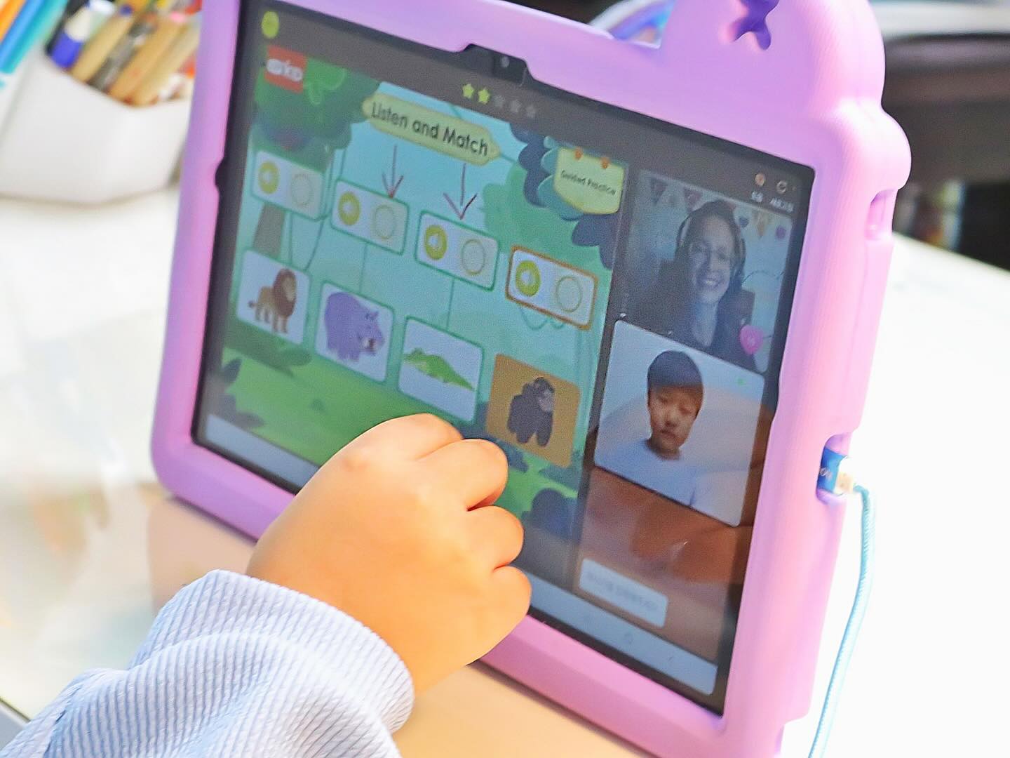 #협찬 #VIPKid #어린이화상영어
.
어린이화상영어를 알아보다가 
VIPKid 화상영어수업을 알게 되었습니다~
대부분 화상영어업체의 선생님들이 필리핀계열 선생님이 많았는데,
개인적으로 발음부분이 걱정이 되더라구요….
그런데 VIPKid 는 전교사 100% 
미국,캐나다 원어민선생님들 이었어요🤩
그래서 바로 회원가입을 하고
1회 무료로 주어지는 #웰컴수업 을 진행해봤는데요!!!
체험하는 웰컴수업이지만 정규수업이랑 동일하게 진행되더라구요.
.
본수업하기전에 예습영상을 보며 예습을 할수있고,
본수업 25분을 하고나서, 복습도 할수있고, 
무엇보다 선생님의 피드백이 남겨져서
아이의 학습상황이나 평가를 볼수 있다는게 좋았습니다.👍🏻
.
웰컴수업이 끝나고 태양이에게 어땠냐고 물어보니까
“무슨말인지 하나도 모르겠어” ㅋㅋㅋ 빵터짐🤣🤣🤣
그래도 재미있었다며 또 해보고 싶다더라구요~~
웰컴수업을 통해 화상영어에 긍정적인 반응을 보였던 태양이였어요.
레코딩된 태양이의 웰컴수업 영상을 보고 레벨2 추천을 해주셨는데,
레벨1부터 차근차근 화상영어수업을 해보려고요~
선생님과 자유롭게 영어로 대화할 날을 기대하며~
.
회원가입할때 제 추천인코드 4YLR88086 를 입력하면,
👉🏻웰컴수업 완료시 커피쿠폰증정
👉🏻8강이상 수업권 결제시 수업1강 추가
.
#초등화상영어 #초등영어교육 #유아영어 #영어홈스쿨링 #홈스쿨링 #초등영어 #유아화상영어 #원어민화상영어 #엄마표영어 #7세화상영어 #예비초등영어 #화상영어 #화상영어수업 #화상영어후기 #7세영어 #브이아이피키드
