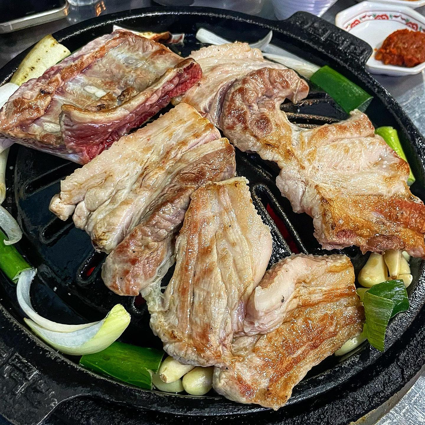 미치고 팔짝 뛸 맛 #넙딱집천안 

제가 이번에 다녀온곳은 넙딱집 신불당분점 입니다! 🫶🏻

저는 스페셜도 정말 탐났지만 넙딱집만의 시그니처 ! 이불 갈비로 주문해서 먹어보았어요 ✨😍

이불갈비 처음은 생소했지만 나오니까 정말 이불만한 크기의 갈비가 나왔더라구요 !!!✨🫶🏻 보자마자 비주얼에 한번 놀라고 먹음직스러운 모습에 한번 더 놀랐습니다 😍

넙딱집의 가장 큰 좋은점은 사장님께서 친절한 설명과 동시에 고기를 구워주신다는 거 !! 🥰 저같이 고기를 굽는걸 힘들어하는 사람들이 가면 정말 좋을 거 같아요 🫶🏻

넙딱집은 무절임과 고추짱아찌를 같이 주는데요! 같이 고기랑 먹으면 이거야 말로 천국입니다 🫶🏻❤️‍🔥왜 추천 해주시는지 알 정도로 맛있어요 🥰

추가로 짜글이도 먹었는데 이게 무슨일!!! 양도 넘 많고 맛있었어요 🫶🏻
껍데기랑 같이 먹으니 정말 맛나더라구요 🥰 다음에 꼭 재방문 해야겠어요🫶🏻