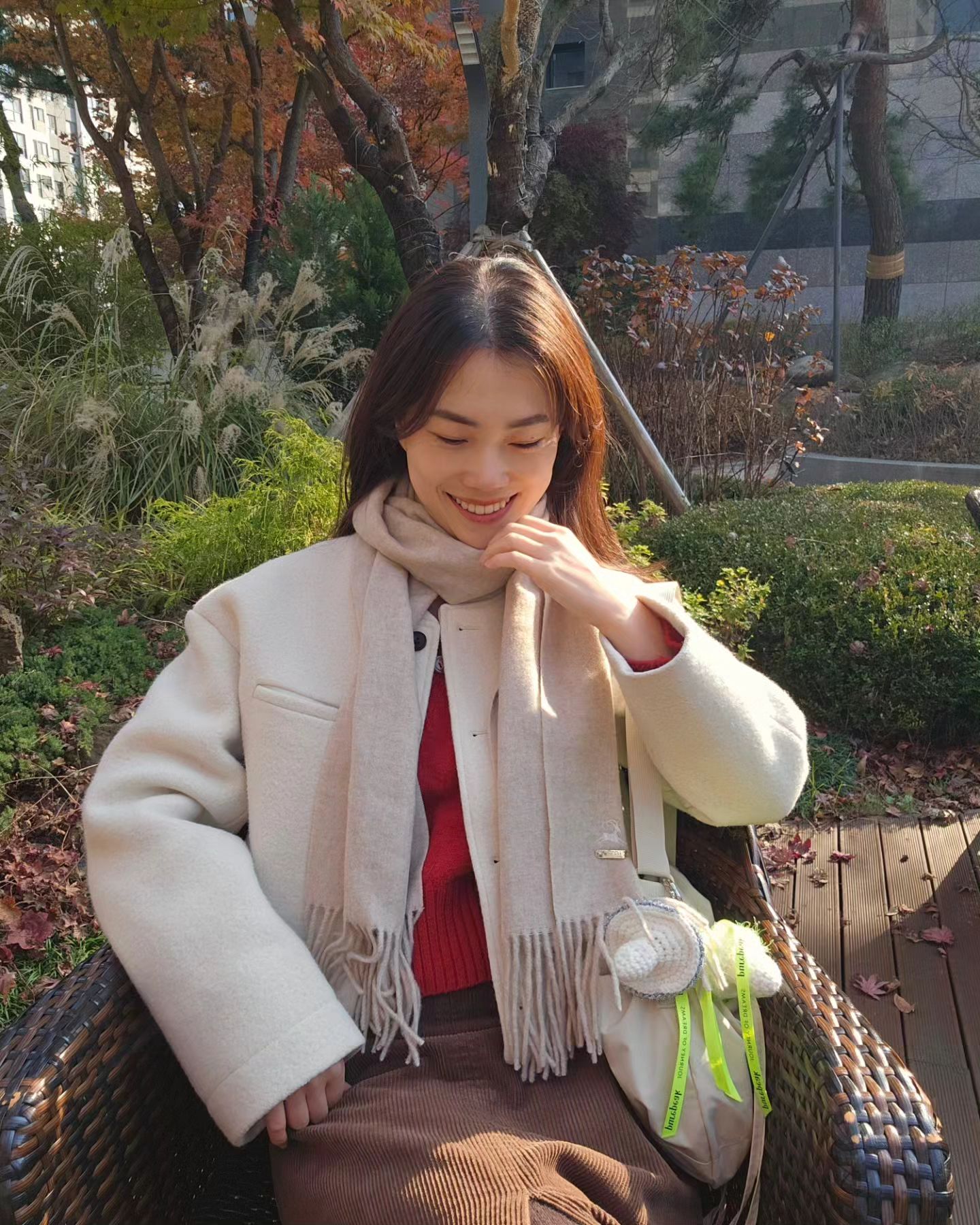 #제품제공 #퓨어스1기
오늘은 점심 먹기 전에 잠시 광합성을 했어요🌞
요즘 해가 짧아지면서 볕을 보기가 힘들어 진 것 같아요..! 그래서 더더욱 금과 같은 점심시간을 쪼개 잠시 따듯한 햇빛을 쬐었답니다😎 

오늘도 purepeak 의 머쉬룸 키링과 함께 했어요🍄💚🤍🩶마지막 사진은 근처 빵집에 대롱대롱 매달린 산타할부지🎅