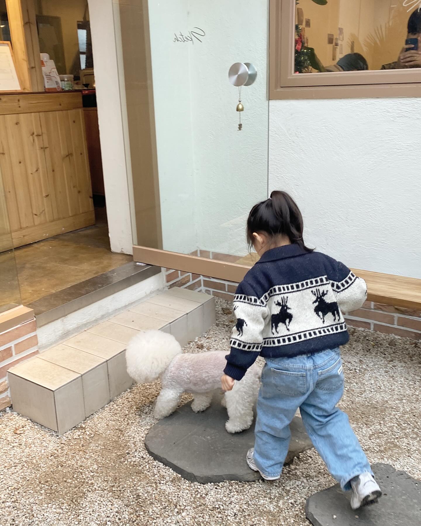 담이랑 함께하는 5번째 성탄절❤️
산타할아부지, 삼툔짝마, 할미 선물도 받고
사람들이 있어야 율동할 맛이 나는 무대체질 쪼센타와
즐거운 성탄연휴 끄읏!

(트리옆에 둔 선물들 찍지도 못하고 잠든 어제..🥹)