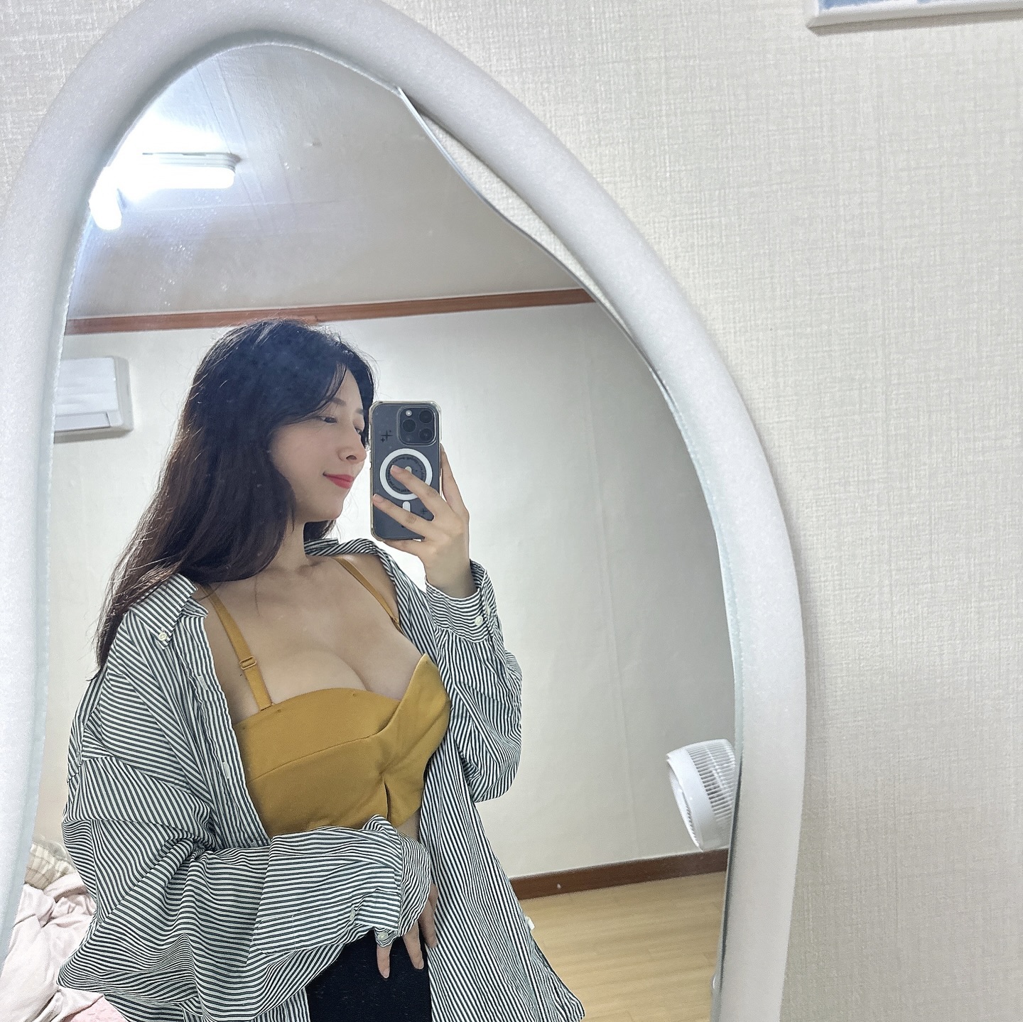 #협찬
속옷 브랜드 아직도 고민 중이라면 에메필로 달리세요
이번에 소개해 드리는 에메필의
스트랩리스 크로스 하프컵 초모리 브라 
(Strapless Cross 하프컵 초모리 브라)
제품은 몸매 보정은 물론 핫함을 가득 챙길 수 있어
페스티벌 준비 중이라면 바로 달려야 하는 제품입니다!
안쪽에 스트랩이 하나 더 있어 오프숄더 속옷으로도 딱!
레이어드해서 입으면 더 예쁘겠죠?! 🫣
.
.
.
#협찬 #에메필 #에메필초모리 #브라탑 #패션브라 #스트랩리스 #볼륨브라 #심플 #캐주얼패션 #트랜드패션 #언더웨어추천 #패션브라 #스타일링 #패션