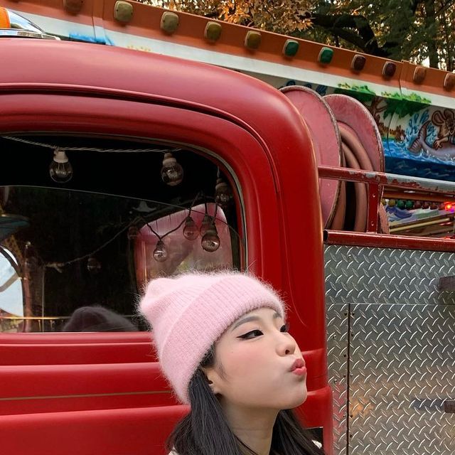  Sean | 정시현 on Instagram: "#광고 #AD @1rony9orno_official 

📌86-IRO299 패디드 카라 나그랑 오버 패딩 딥핑크

오버핏으로 귀여운 느낌 물씬나는 요녀석 ٩꒰｡•◡•｡꒱۶ 
밑단 스트링과 투웨이 지퍼로 다양한 스타일링도 가능하고
무엇보다 너무너무 따뜻해🫠🍠

#05 #협찬 #아이러니포르노 #아이러니포르노화이트라인 #숏패딩 #패딩 #아우터 #풀아우터 #パンツ #outer"
