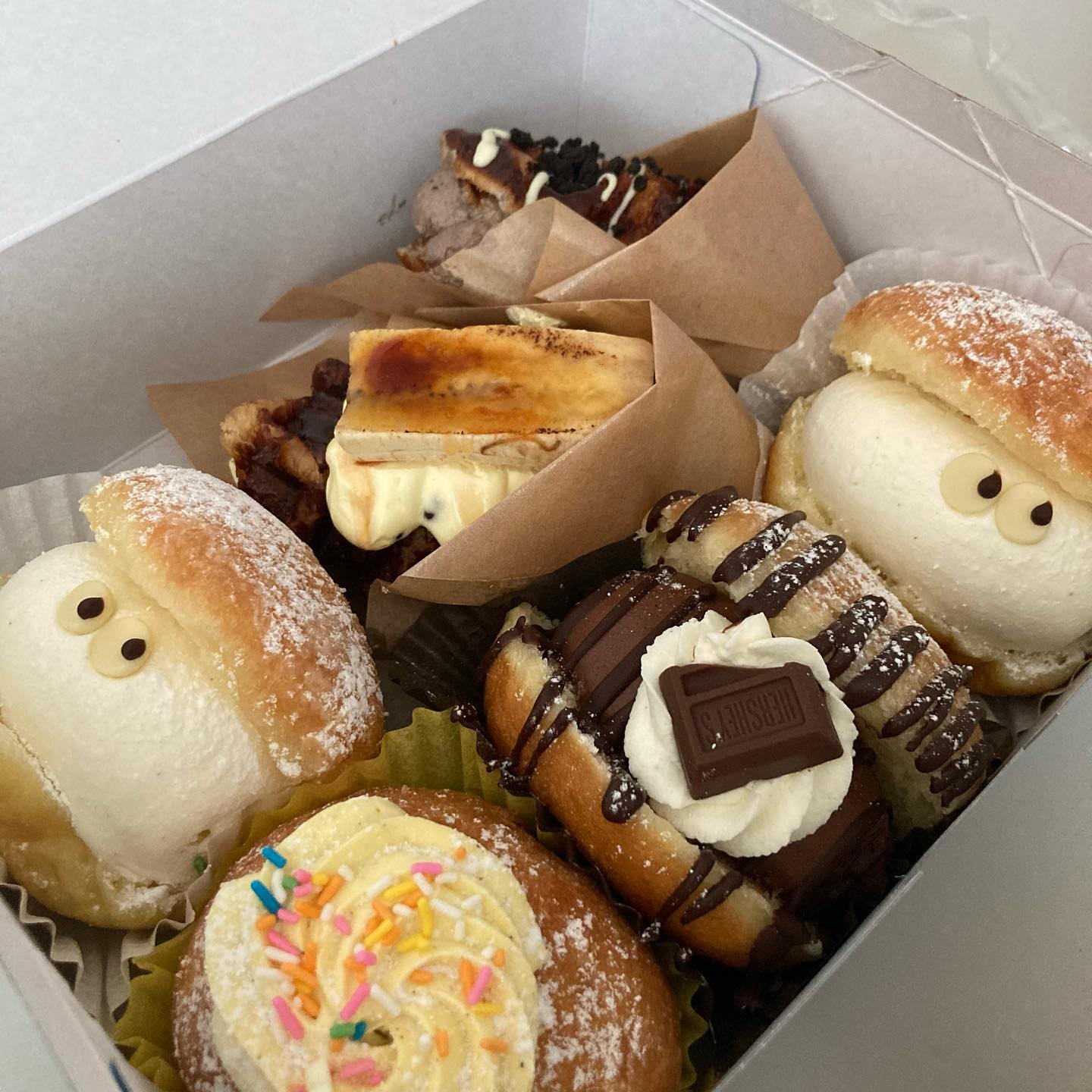 .
친구가 사온 도넛🤎
여태까지 먹었던 도넛중에 제일 맛있었어요
특히 크로플도넛,,,,,🍩🍩🍩❣️
조만간 또 사먹을라고요 밤되니까 더 아른아른😊