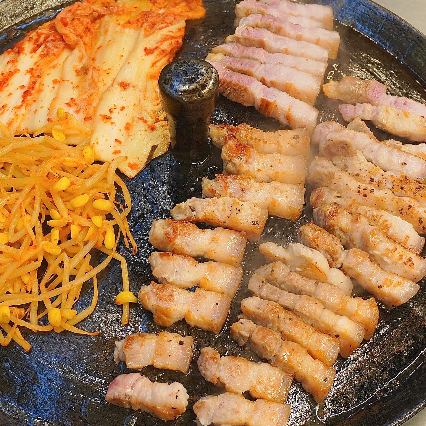 부평에서 맛있게 먹었던 목구멍❤️
동인천에도 생겼길래 후딱 다녀왔어요!
오픈한지 한달도 안됐을 때 갔었는데 이제 글쓰기,,
다 구워주시고 미나리랑 같이 먹는게 맛있어요🫶🏻
미박삼겹살의 쫀득함이 대박이거든요😛
비빔면+고기는 인정이죠?!
👉🏻미박삼겹살 13,000
👉🏻비빔면 4,000

#맛집#먹스타그램#목구멍#동인천목구멍#동인천맛집#삼겹살#오겹살#미박삼겹살#미나리#비빔면#솥뚜껑#고기