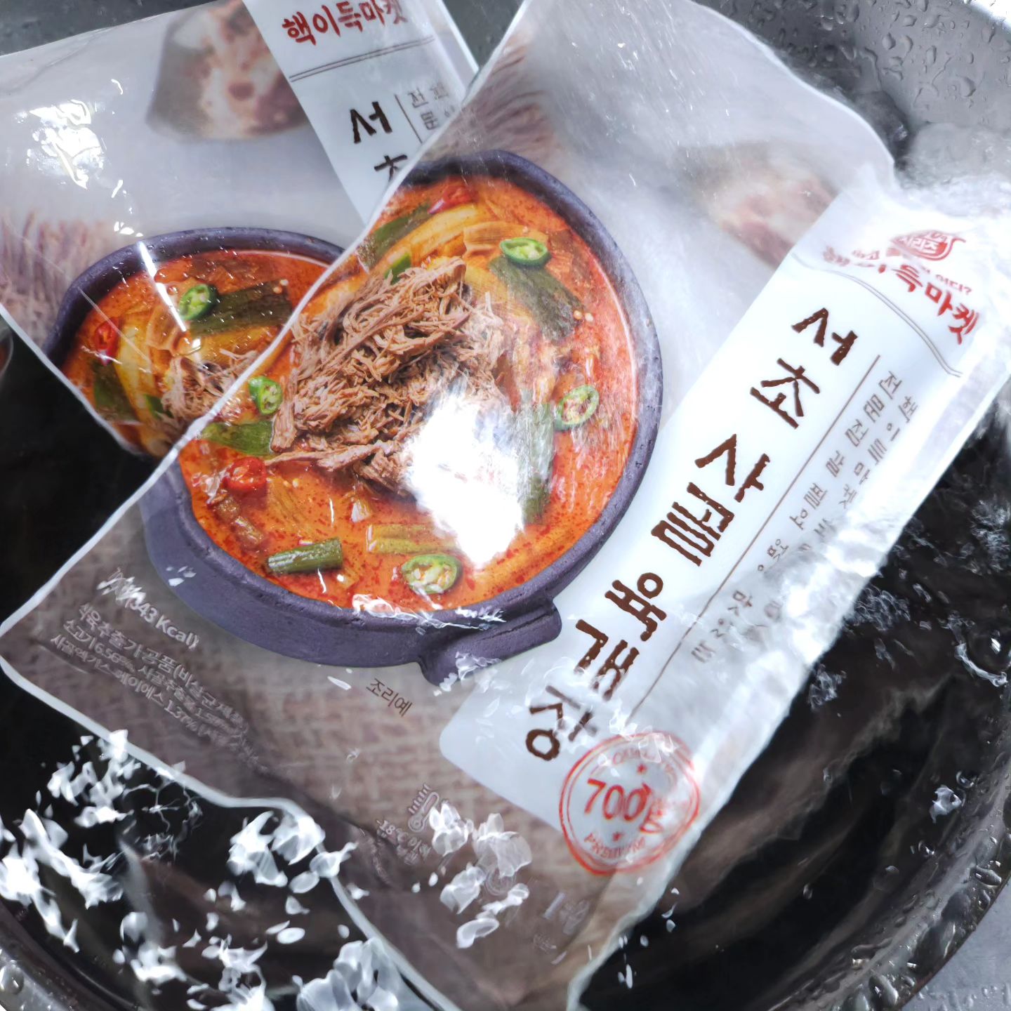 주말 아침을 책임져준 #핵이득서초사골육개장

이번엔 서초사골육개장으로 육개장칼국수를 만들어 먹어보았습니다!

찬물에 해동 시켜 냄비에 붓고 끓으면 칼국수면 넣어 먹으면 끝🤤

💡칼국수면 한번 삶았다가 넣으면 국물이 깔끔해집니다!

저는 귀차니즘으로 그냥 넣었더니 국물이 걸쭉해졌어요ㅋㅋ
면을 넣고 계속 끓여야해서 물도 추가하며 끓여주었어요~

완성된 서초사골육개장 칼국수

제가 만든 겉절이 김치와 먹으니 더 꿀맛💛

✔️ 서초사골육개장은 소뼈를 푹 끓여 진한 육수와 큼직하고 푸짐하게 들어간 소고기, 대파, 토란대를 넣어 집에서 간편하게 맛있는 육개장 맛을 볼 수 있답니다.

✔️핵이득마켓에서 1팩 4,800원에 구매 가능해요!

#육개장 #밀키트 #캠핑요리 #캠핑음식추천 #핵이득마켓 #육개장밀키트 #육개장맛집