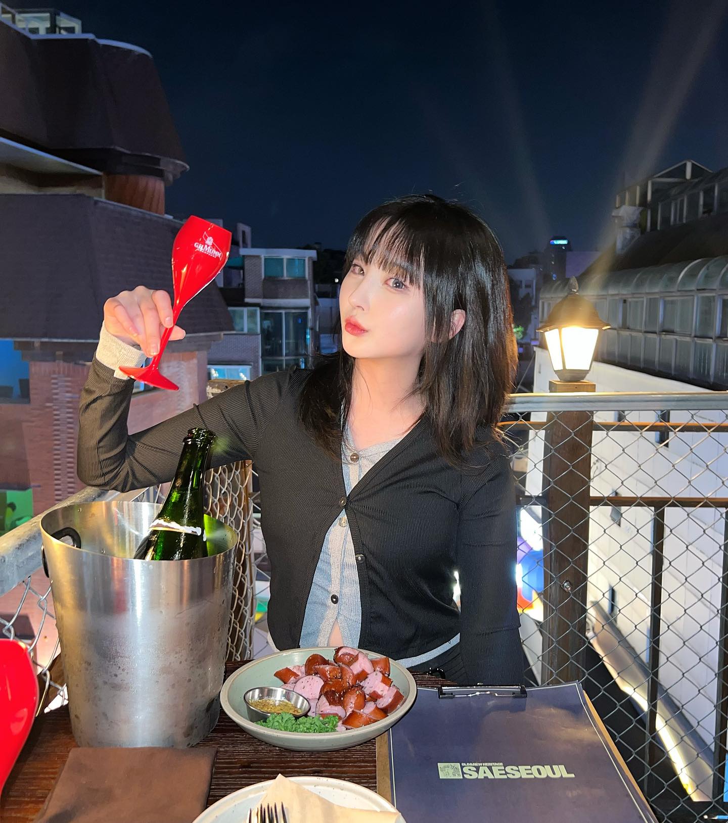 #협찬 더 추워지기 전에 야장 🌟
종로가 이렇게 핫할줄몰랐다 사람 짱많아…..
#새서울라운지 전에 호텔델루나 촬영지로 왔었던곳인데
이렇게 바뀐게 새삼 신기하당 😗
지하1층~2층은 오락실 3~5층은 카페/힙한 라운지 루프탑까지  야행성이라 밤에본 한옥뷰도 너무 멋있었다 🎇
다양하게 즐길수있는 힙한 장소로 추천드려요 취중오락 짱잼 💙

#새서울 #종로핫플 #종로5가맛집 #종로5가술집 #종로라운지