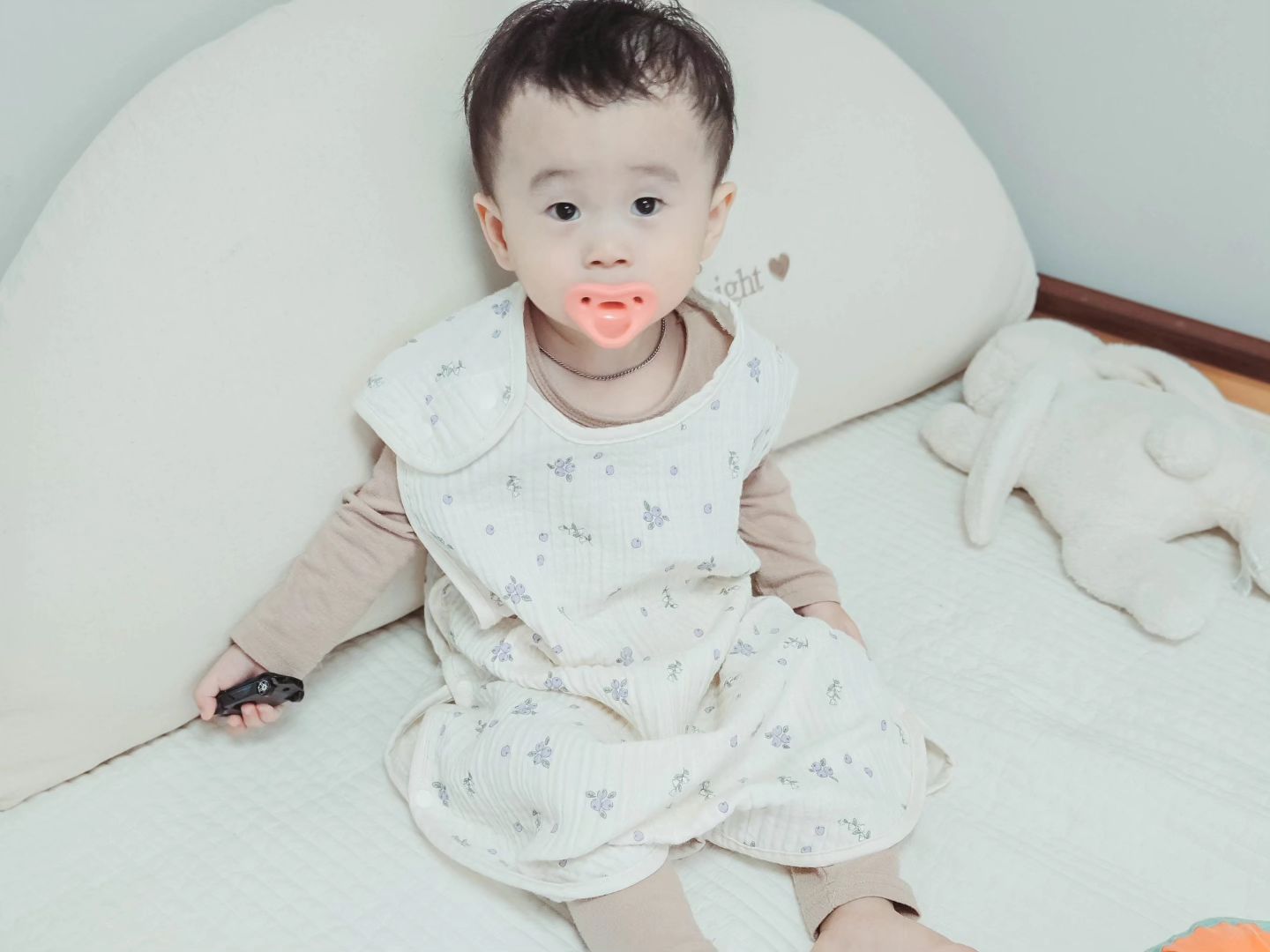 #협찬

히요코베이비 아기수면조끼 요즘
유용하게 입혀서 재우고 있는데요
한 겨울이 와도 추위에 대한 걱정을 덜 수 있을 것 같아서
준비했는데 디자인만 예쁜게 아니라 보온성도 뛰어나요 💛

디자인도 래빗, 퍼플플라워, 옐로우플라워
이렇게 3가지로 판매가 되고 있는데
저는 퍼플플라워 디자인이 너무 예쁘더라고요☺️

또복이는 현재 M 사이즈를 입히고 있어요
S 사이즈는 0개월부터 15개월까지
M 사이즈는 12개월에서 30개월까지
넉넉하게 입힐 수 있어요

36개월 미만 어린이 KC 인증!
7대 유해성분 불검출, KC인증 안전기준 합격!👍

무엇보다 제품을 구매하고 수선에는
기간제한이 없다고 해요. 사용하다가 수선이
필요하면 최대한 A/S 까지 해준다고 하니
첫째부터 둘째까지 쭉 사용할 수 있답니다

6개의 스냅단추가 적용되어 있어서
편하게 입히고 벗기고 할 수 있어서 더욱
유용하게 활용할 수 있는 아기수면조끼!

활동량이 많은 아기들
이불 걷어차고 자는 아기들 이제는
예쁘고 보온성 좋은 수면조끼 입혀 재우자고요~
요즘처럼 이른 아침, 저녁에 기온이
급격하게 낮아지는 시기부터 아기들 감기걸리기
쉬우니까 미리 장만하셔서 따뜻하게 입혀주세요🫶
_
#수면조끼 #아기수면조끼 #유아수면조끼 #겨울수면조끼
#거즈수면조끼 #아기잠옷 #유아잠옷 #아기실내복
#히요코베이비 #유아수면조끼 #극세사수면조끼
#이불차는아기이불 #유아실내복 #극세사잠옷
#거즈잠옷 #거즈수면조끼