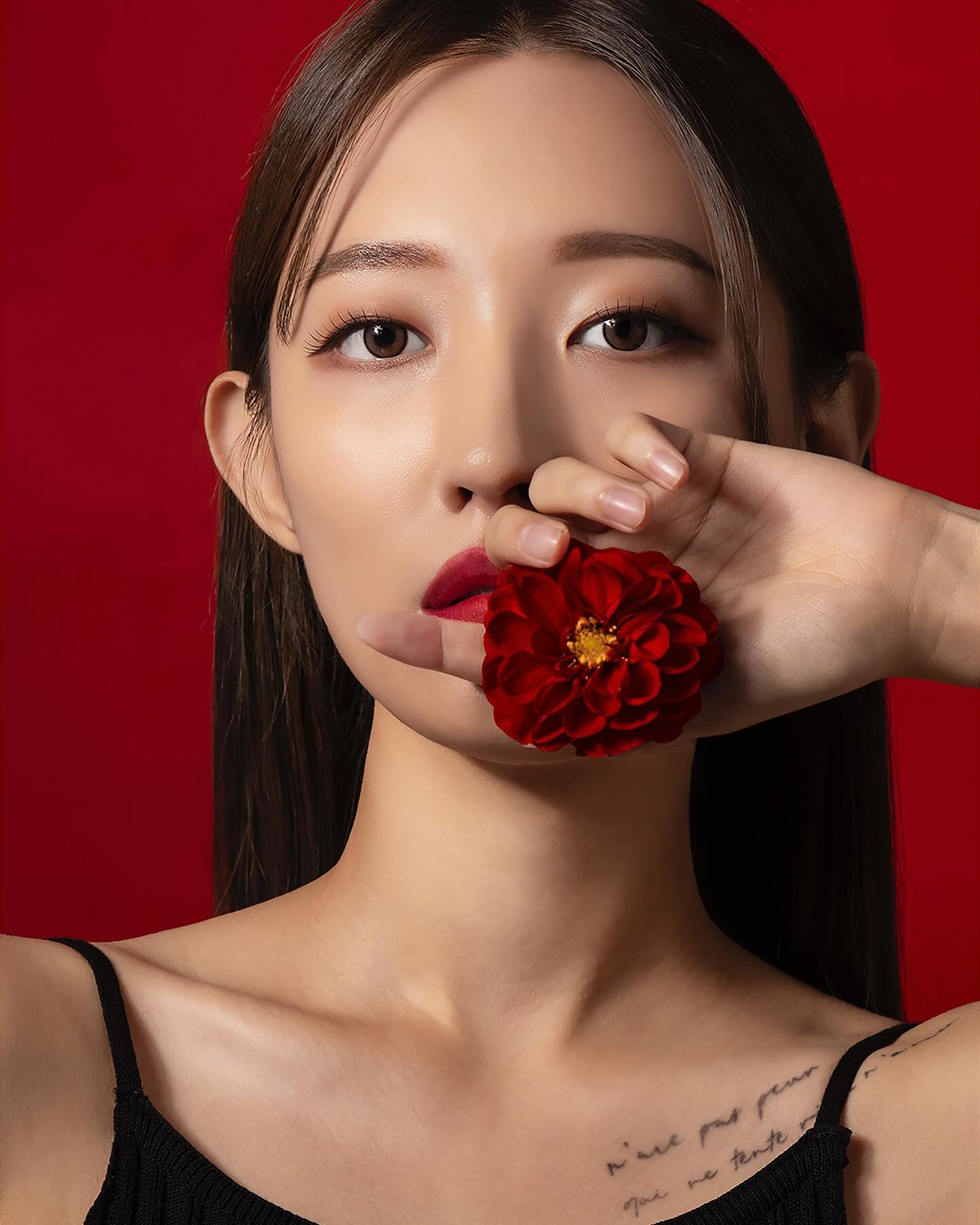 크리스마스 이브이브이브 기념 정렬의 RED🔥
프로필 여러번 찍었지만 요론 색감도 아주 맘에 드는걸요🤧
photo ourgooday ourecorday 
H&M moihairmakeup