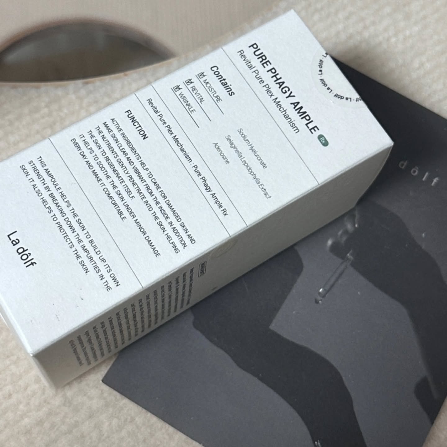 #제품제공 ladolf_official

#라돌프 #모공앰플
#라돌프퓨어파지앰플 을 만나 보았어요!

👍 기본적으로 수분, 보습 효과 
👍 인체 적용 시험을  통한 피부 개선 효과
총 모공부피 43.93% 개선 / 코 블랙헤드 면적 20.33% 개선 
모공 밀도 34.93% 개선 / 모공 수 34.94 개선
👍 피부 저자특 테스트 완료
👍 오토파지, 탄력, 모공에 도움을 주는 성분 함유
부활초추출물, 나이아신아마이드, 아데노신, 아쿠아타이드, 엑토인
👍 모공 케어뿐 아니라 탄력 케어에도 도움
👍 레이어링 하여 사용해도 끈적임 없음
👍 향료 무함유로 성분 자체 향(허브, 풀향)
👍 지복합성, 지성, 모공 케어가 필요하신 분 권장

[ 사용 총평 ]
무겁거나 찐득거림 없는 텍스처로 소량으로도 퍼짐성이 우수
바르자 마자 느껴지는 보습감, 순하 다는 것이 느껴지는 
유수분 밸런스를 잘 잡아주는 순한 앰플, 바르면 촉촉하면서
은은한 광이 돌지만 무겁지 않고 빠른 흡수력으로 지성, 지복합성 등
어떤 피부가 사용해도 좋은 텍스처와 마무리감으로 메이크업 시에도
전혀 밀리거나 때처럼 나오는 현상도 없음

✔ 제품정보
https://ladolf.co.kr/surl/P/14

#라돌프앰플 #오토파지앰플 #탄력앰플 #진정앰플