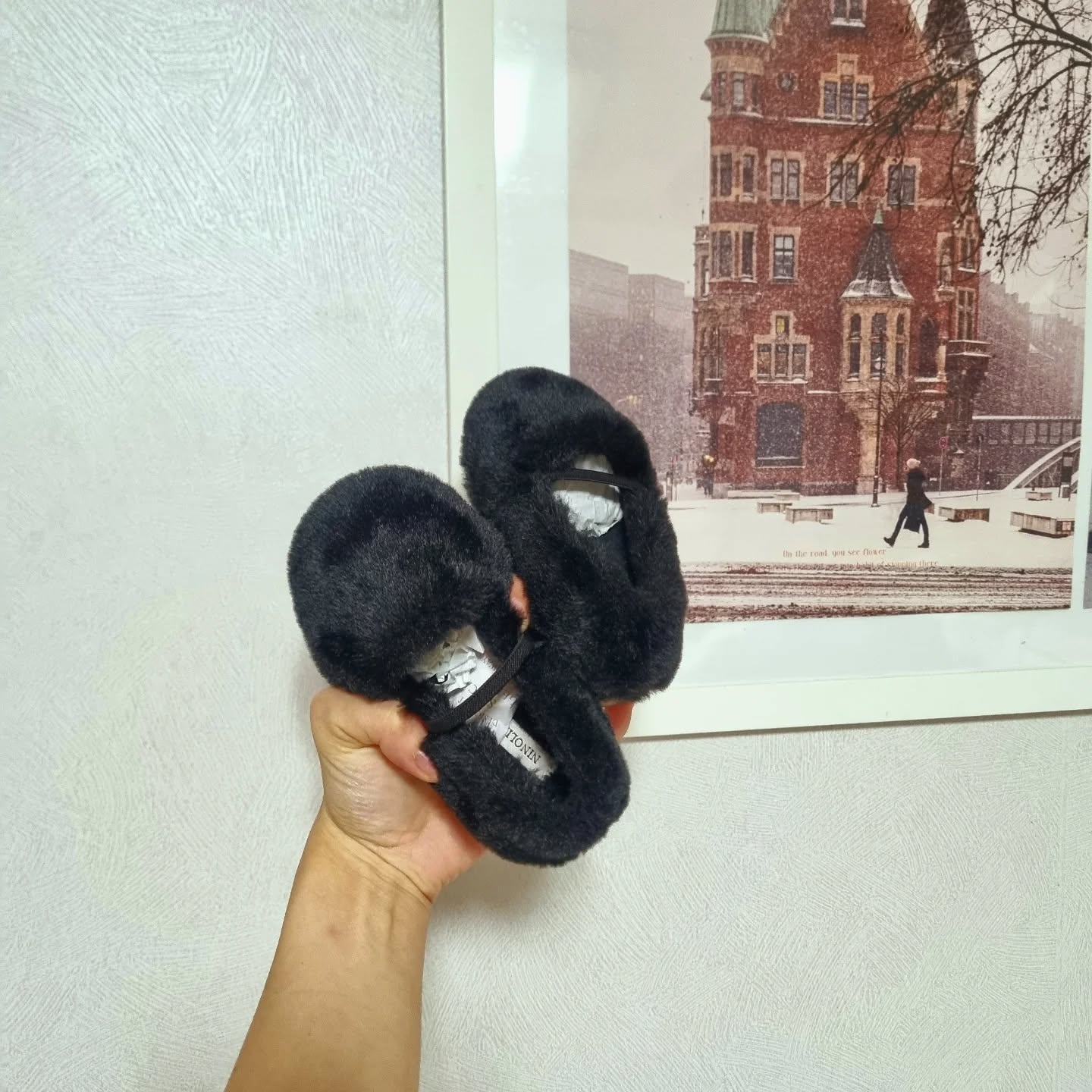 훠우 ~💕 주말은 진짜 신기하리만큼 빨리가네:)

🤰몇일 전부터 배가 중간중간 아파서 처음엔 가진통일까봐 거의 공포상태였는데  배가 커지면서 아픈건지 아니면 
불안한 심리상태라 아픈지 혼란함과 멘붕의 연속이다가
낮잠자고 일어나니 마음이 안정된 기분이 든다 깨운해짐☺️

 아직도 출산전에 해야할 것이 남았고 (ㅎ ㅏ..과거의 나년 가만안둬) 하기싫은것 투성이인 와중에 몽글몽글한 신발 선물받았는데 너무나 설렌다🐻 그래도  기쁘게 아기를 기다리게 되는 건 아기짐 정리하면서 인형의 물건 아닐까 싶은  작고 소중해보이는 것들을 미니미가  입고  신고 
뛰어다닐 모습이 상상되서 힘들어서 누워있다가 
설레고 힘 나서 다시 달리는 중:)🫶🫶
-
☺️오늘은 입덧 한참 힘들 때,헛소리 작렬하던 아줌마를 마주쳤는데 내가 애를 낳고 돌아왔는지 낳았는지 조차도 모르는 ㅋㅋㅋ 나한테 1도 관심없는 사람의 정신머리없는 소리울림에 내가 왜 끙끙흔들렸나 싶은 생각이 들었다

정말 나에게 영향을 주려고 누군가 부단히 노력해도

1. 내게 애정이있는 사람의 소린가
2. 저 소리가 상식선의 이야기인가
3. 저 사람 하나 내 인생에 없다고 영향이 큰가

세가지중에 하나만 통과안해도 버려도 되는 것 같다
오늘 마주쳐서 뭔가 마음이 더 가벼워지다 못해 시원해🥹
-
#37주차  #임산부일기