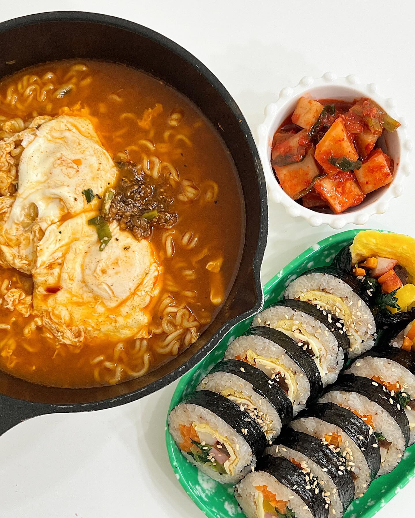 .
남편 덕분에 열시까지 늘어지게 자고 일어나
김밥 돌돌말아 아들덜 먼저 후딱 먹이고
애미랑 애비는 마열라면 끓여서 아침 냠냠😋

#주윤이네식탁 
#주말밥상