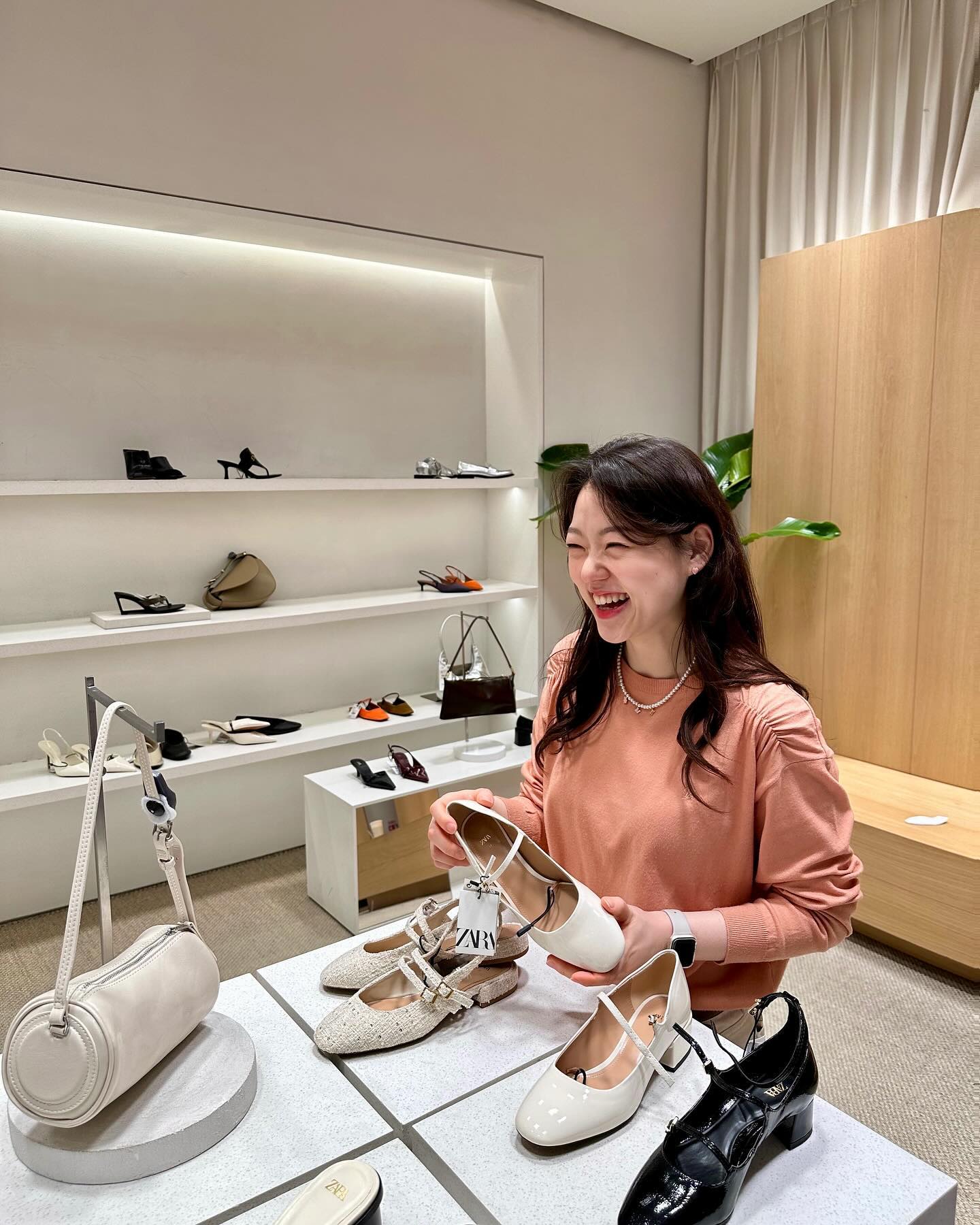 🙆‍♀️봄엔 자라 가줘야징🛍️

봄이라 그런지 구두고 가방이고 자꾸뗑기넹 ^_^
이번 #엠마아웃핏 도 젤 조와하는 컬러감🍑
(퍼스널컬러를 알고 싶다...!)

저 긴축중인데 구두는 못참죠 그쵸...🫣?

-
✔️TOP diagonal.official 
✔BOTTOM diagonal.official ️
✔️SHOES converse_kr 
✔️ACC noonoofingers 
-

#자라봄신상 #자라구두 #zaraoutfit #자라신상 #다이애그널 #피치퍼즈코디 #다이애그널가디건 #봄자켓코디 #봄니트추천 #봄하객룩 #봄하객패션 #ootd #직장인데일리룩 #데일리룩계정 #데일리룩블로그 #적금샷 #컨버스코리아