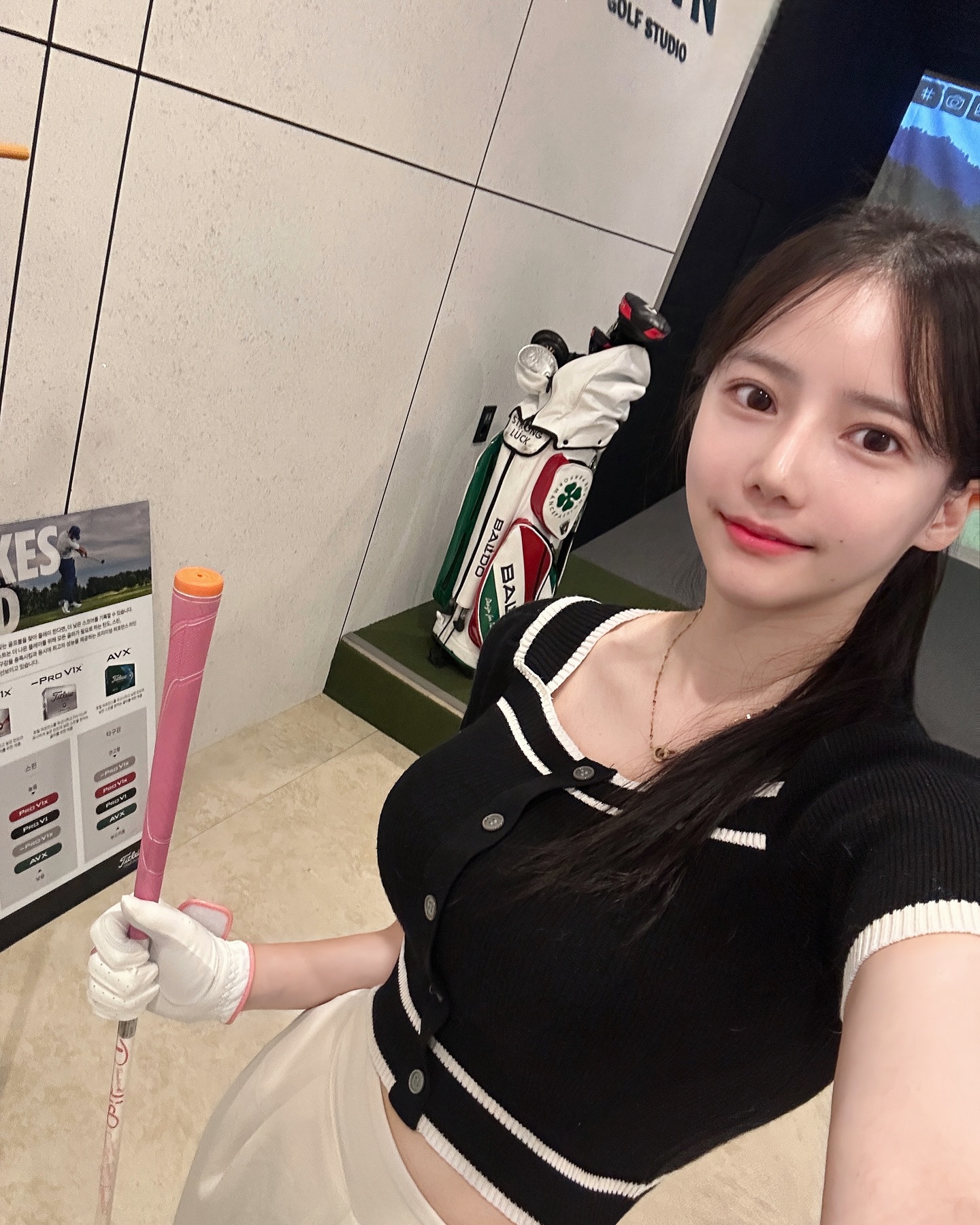 어느날 갑자기 눈떠보니
항공권이 끊겨있었고 호텔이 예약되있었고
라운딩이 잡혀있었고 장비들이 준비되있었다는 요즘 일상😳

고등학교 이후로 그립은 잡아본적도 없다가
지니 서포트에 넘어가 이제 막 눈뜬 골린이는 장비 욕심 가득😚

이쁜옷들 잔뜩 입고 힐링하러 갈겁니동..💝
시작하기도전에 벌써 3게임이나 잡은게 킬포ㅋㅋㅋㅋㅋㅋ