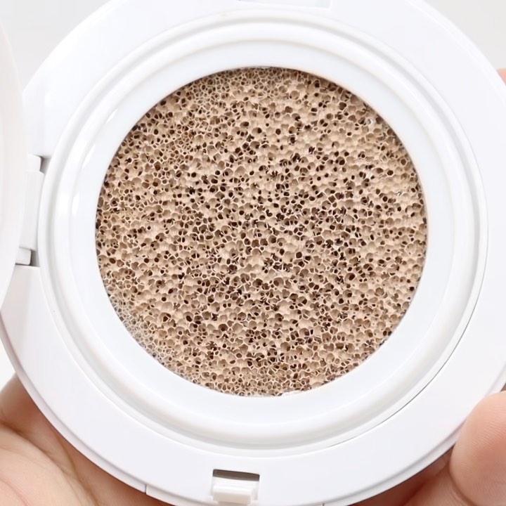 #광고
대라 두부 쿠션
미백.주름개선.자외선차단 3중 기능성 화장품
SPF40 / PA++
용량 15g
-
오늘 소개해드릴 대라 두부쿠션은 정말 촉촉한 쿠션이에요.
피부가 들뜨지 않도록 히알루론산을 부여하고 수분으로 인한 자연스러운 수분광 효과를 선사합니다.
그래서 가을 겨울에 사용하기 좋은 커버팩트예요.
들뜸 없이 얇게 밀착되어 자연스러운 순두부 피부로 연출하는데 도움을 줍니다.
스킨케어 성분을 함유해 촉촉한 윤기를 만들기에 푸석하고 거친 건조한 피부에 제격이에요.
피부 진정 및 보습력이 뛰어난 히알루론산과 우유단백질추출물, 락토바실러스 콩발효추출물 등 스킨케어 성분을 다량 함유하였기에 더욱 맑고 투명한 윤광 피부로 연출할 수 있어요.
피부 친화적인 단백질 성분인 우유단백질 추출물은 피부에 수분을 공급하여 피부 탄력 케어에 도움을 주며, 락토바실러스 콩발효추출물은 피부를 튼튼하게 만들어 피부 조화와 균형을 잡아줍니다.
캐모마일추출물과 라벤더추출물은 피부 각질 케어 및 향균 작용으로 피부 결을 개선하는데 도움을 줍니다!
-
게다가 자외선차단, 피부미백, 주름개선까지 커버하는 3 중 기능성 화장품인데요.
안티에이징에 도움을 주면서SPF40 / PA++ 자외선 차단 지수로 외출 시 자외선에 대한 부담을 줄여 줍니다.
_
얼굴에 발라보니 확실히 “촉촉하면서도 밀착력이 좋은 커버팩트”입니다.
스킨케어 성분을 다량 함유하고 블랜딩해서 촉촉하게 물광 효과를 표현할 수 있어요.
번들거리는 광이 아니라 스킨 컨디셔닝 성분이 흡수되면서 자연스럽게 빛나는 수분광이에요.