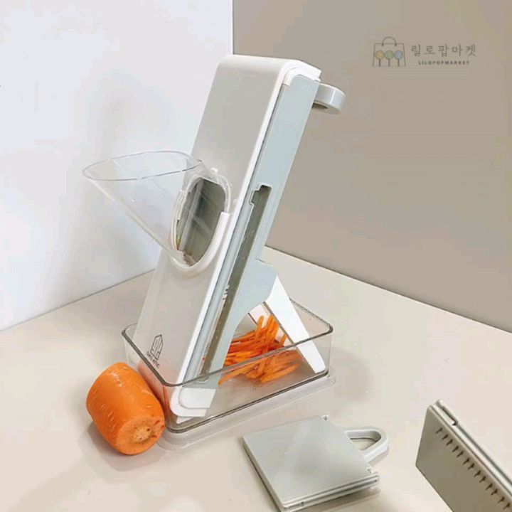 손으로 야채써는 것 자신 없으신 분??!!🙋‍♀️ 그럴 때는 기코아티크 멀티 슬라이서로 사용해보세요~
기코아티크 4 in 1 멀티슬라이서 공구 OPEN🚨
 ​
 📌 기코아티크 멀티 슬라이서 POINT 📌
 ✔ 편썰기 / 채썰기 손쉽게 가능
 ✔ 재료 두께 조절 가능
 ✔ 일정한 모양으로 썰기 가능
 ✔ 손으로 밀어서 썰었던 슬라이서 대신 레버 작동방식
 ​
누구나 쉽고 간단하게 편썰기, 채썰기가 가능해요~
그래서 요리의 재미를 느낄 수 있답니다~!!
 ​
요리는 장비빨이라는 말도 있죠😁
 ​
게다가 식재료를 남김없이 끝까지 사용 가능하다는 것!
 ​
재료의 두께 조절과 절삭형태에 적합한
4종의 블레이드 패드로

다양한 형태의 슬라이스가 가능하답니다.
 ​
🎁 구성
 - 2mm 슬라이서
 - 4mm 슬라이서
 - 3.5mm 그레이터
 - 7mm 그레이터
 - 본체
 - 저장용기(뚜껑 포함)
 ​

 📅 공구기간 : ~5/12까지

 🚚 배송안내 : 배송비 3,000원
 (지역별 추가배송 확인 해주세요~)
 ​
 🏷 구매문의는 DM 또는 댓글 남겨주세요~❤️