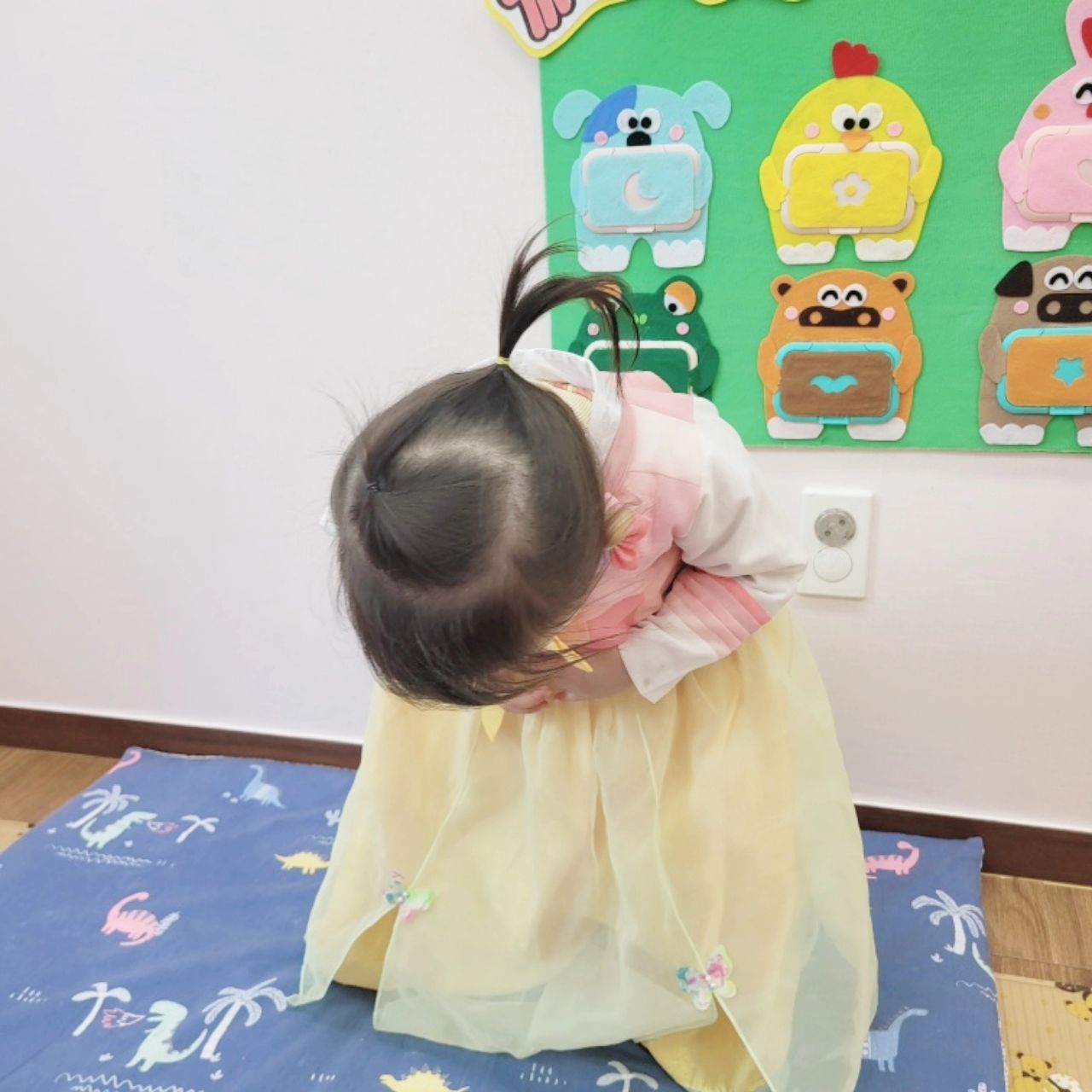 오늘의 하이( ˇ͈ᵕˇ͈ )🤍⁣⁣⁣⁣ +765⁣
🩷사랑스런 하이의 새해인사(୨୧ •͈ᴗ•͈)⁣
⁣
⁣
⁣
⁣
⁣
⁣
⁣
#아기스타그램 #아기옷 #아기모델 #육아용품 #육아맘 #아기랑놀기 #baby #cute #아기와갈만한곳 #아기놀이 #어린이집적응기 #딸스타그램 #딸바보 #딸 #육아 #육아소통 #육아스타그램 #육아템 #맘스타그램 #맘소통 #21개월아기 #23개월아기 #24개월아기 #25개월아기 #22개월아기 #20개월아기 #일상 #일상스타그램 #김하이 #하이스타그램🤍