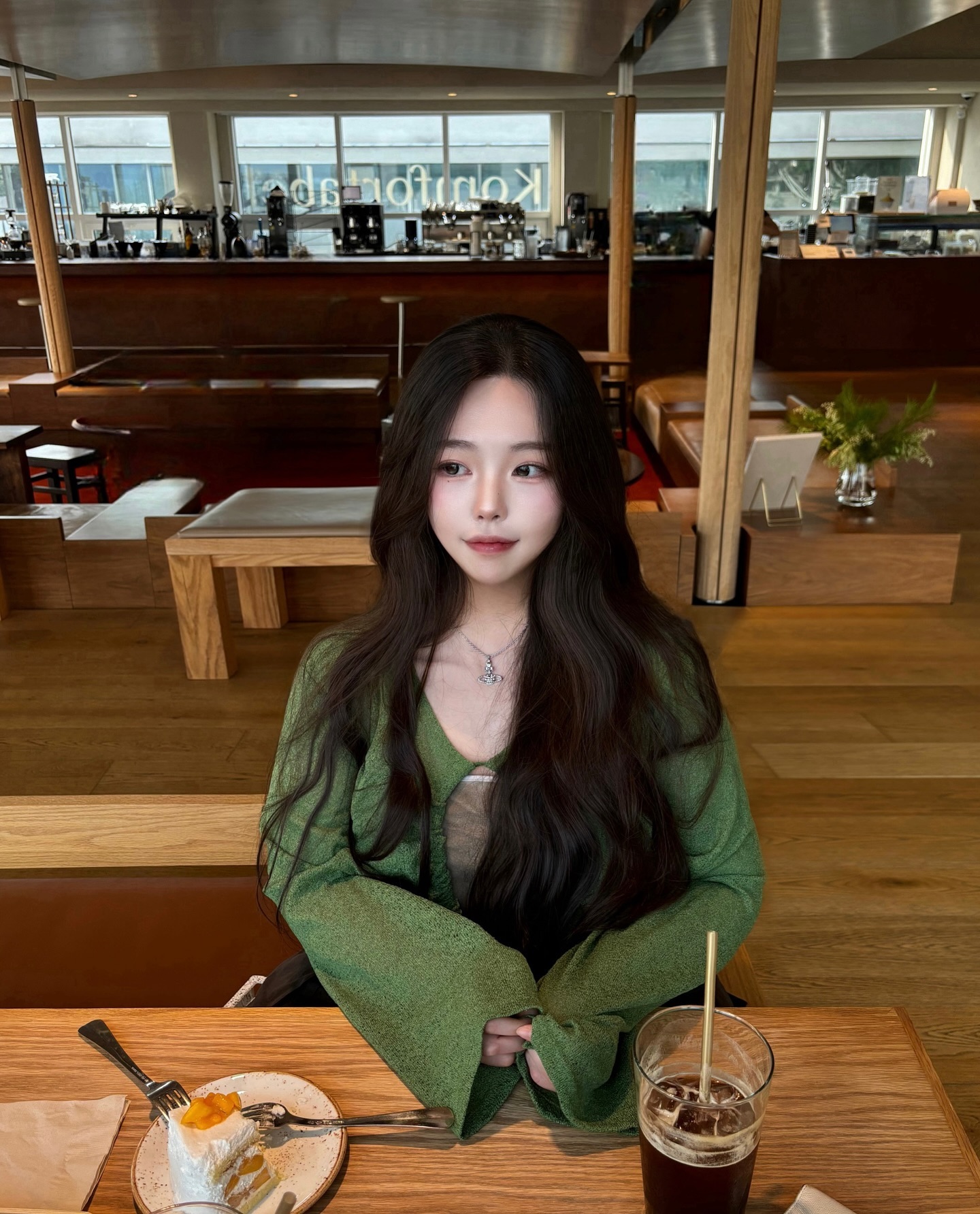 여기 망고케이크가 한조각에 만원인데 입에서 정말 사르르 녹더라🥹