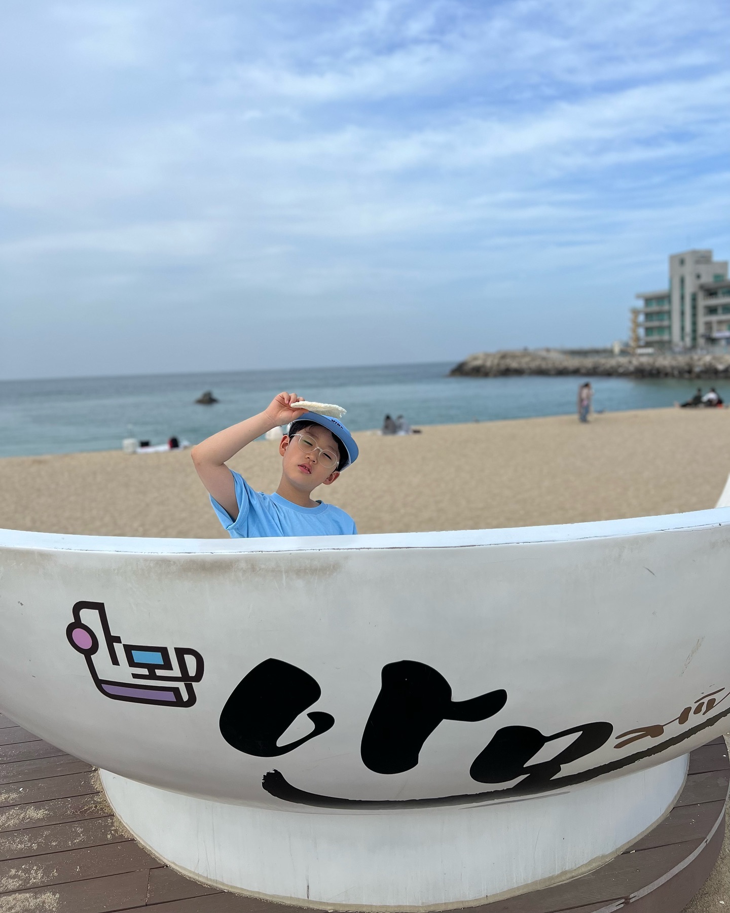 #꽃봄하루💕 
#20240512

강릉 가족여행🌊
현대장칼국수-안목해변-카라반
이모부가 예약한 카라반 2층침대에서 자서 너무 좋아했는데
아빠가 없어서 아쉽아쉽

#준서in강릉
#강릉1박2일#강릉여행1일차 #강릉여행#강릉#안목해변#카라반캠핑 #강릉네컷#히로#히로브라더스#5월히브로#hiro_store_ #glgk#g밀리