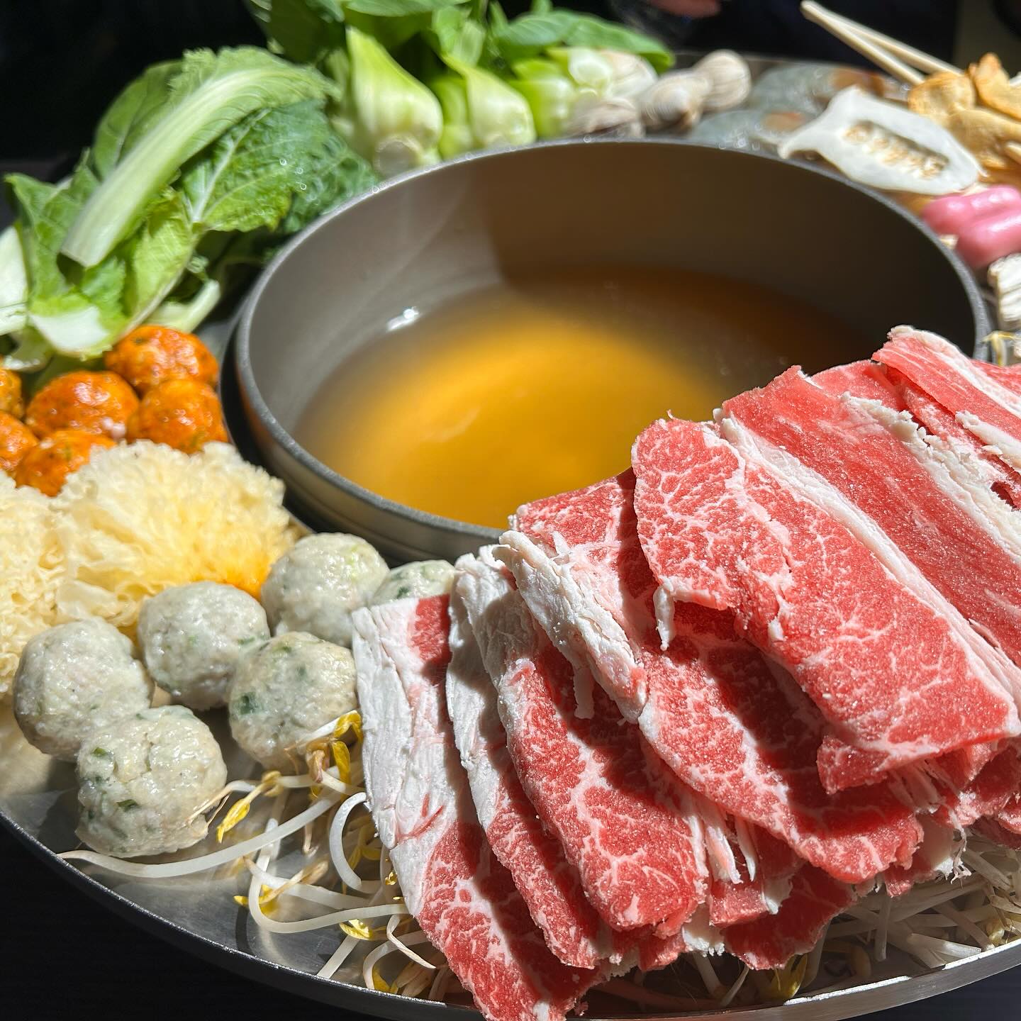꽃쟁반 샤브샤브
인스타에서 넘나 푸짐하고 맛나보이길래
가봤는데 실망쓰~
광고처럼 보이려면 몇인분을 주문해야하는 걸까
맛도 그냥저냥 였음 ㅋㅋㅋ
솔직히 쪼콤 실망했는데~
나 사진 잘 찍는건가? 
좀 괨찮아보이게 나왔자냐😅
마지막 계산할 때 직원이 너무 센스있고
친절하여 기분이 좀 나아짐 😝