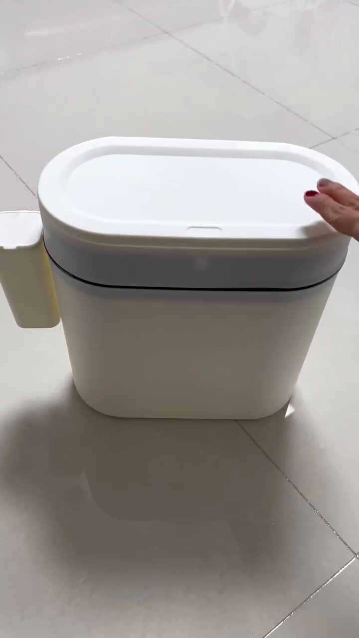 #협찬
크고!무겁고!더러워진
우리집 고대유물 대용량 쓰레기통을
드디어 보내주었어요ㅋ⫬ㅋ⫬ㅋ⫬ㅋ⫬
대용량이라 많이채워버려야해서
냄새도 나고 자리차지도 많았는데
LOTD로 거실 메인 쓰레기통을 바꾸니까
이렇게 자리가 많이 남는 공간이었다니😯

미니멀해보여서 작아보이지만
꽤많이 모여져서 실용성이 너무 좋아요
히튼바퀴와 사이드수납까지
신경 써서 잘 만든것 같은 원터치 휴지통 !

분리수거도 할 수 있도록
중간 홀더가 공간분리가 되니
작은부분까지 신경썼네요 :-)

거실을 한층 더 깨끗하게 만들어준
LOTD ! 🫶🏻
lotd_official 
#LOTD #로티드 #쓰레기통 #휴지통 #기저귀쓰레기통 #화장실휴지통 #사이드휴지통 #휴지통추천 #이쁜휴지통 #인테리어 #리빙스타그램 #리빙인플루언서 #리빙인플루언서문디