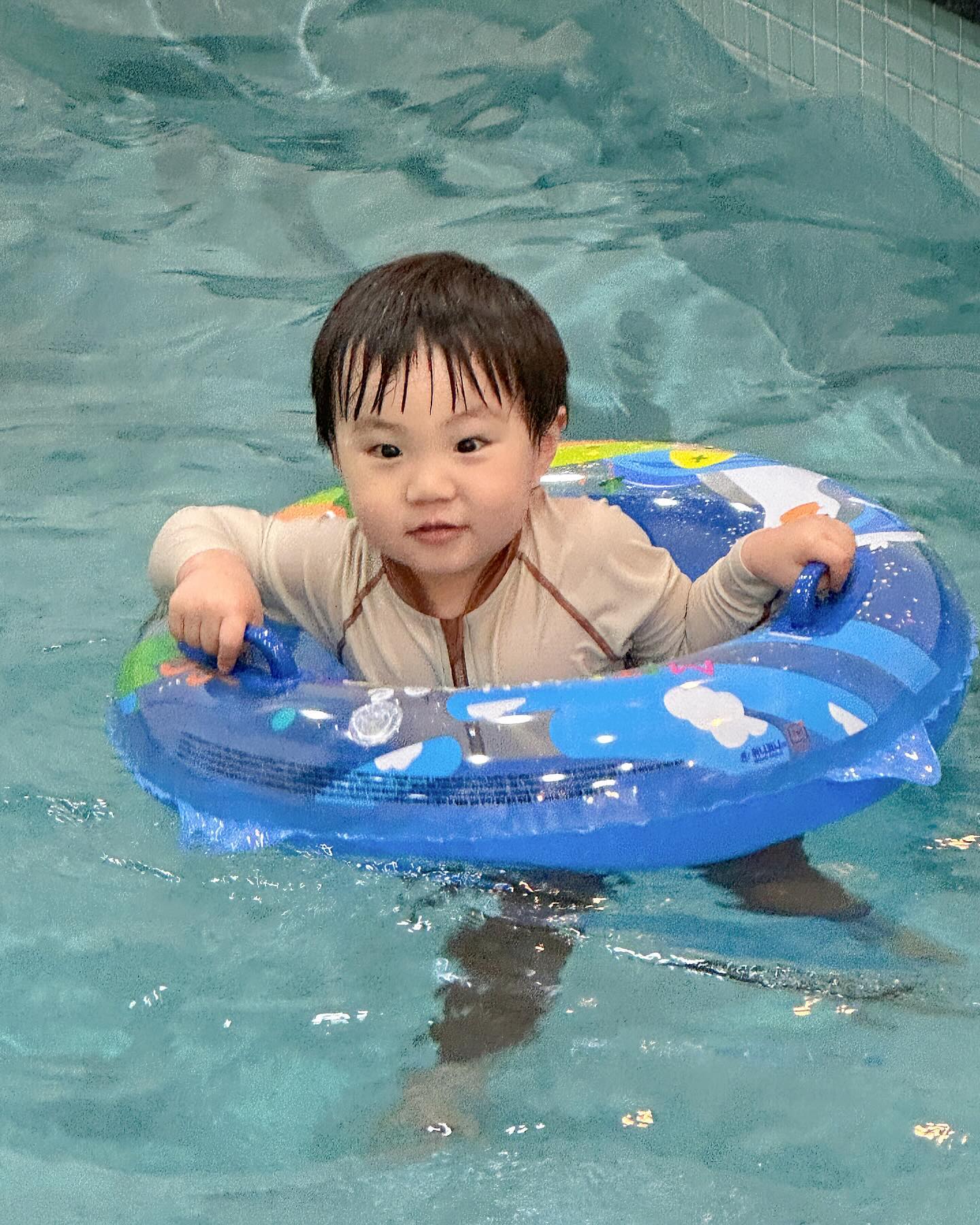 #이벤트당첨
 
𝐚𝐦𝐞𝐥𝐢𝐚𝐩𝐨𝐨𝐥𝐯𝐢𝐥𝐥𝐚🤍
도윤맘(in_ssssunny) 이벤트 당첨으로 다녀오게 된
태안 최대 규모의 수영장을 보유한 아멜리아 풀빌라𓂃 
 
하율이가 이렇게 수영장을 좋아하는지 몰랐어요....
 
입실하자마자 한시간 반...
아침에 눈뜨자마자 한시간 반...
 
엄마 아빠는 다리 풀렸는데, 하율이는 아닌가봐요?
또 들어간다는 거 말렸어요😂
 
하율이 𝑝𝑖𝑐𝑘!✨
이번 겨울방학, 아멜리아 풀빌라로 여행가시는 건 어떠세요?
 
 
🏠 태안 아멜리아 풀빌라 D동 201호
▪️ 기준 인원 3명, 최대 인원 6명
▪️ 체크인 15:00
▪️ 체크아웃 11:00
▪️ 무료 : 24시간 대형 온수풀, 실내 바베큐장
 
 
🏷️ 𝒕𝒉𝒂𝒏𝒌 𝒚𝒐𝒖 in_ssssunny ameliapoolvilla 
#아멜리아풀빌라