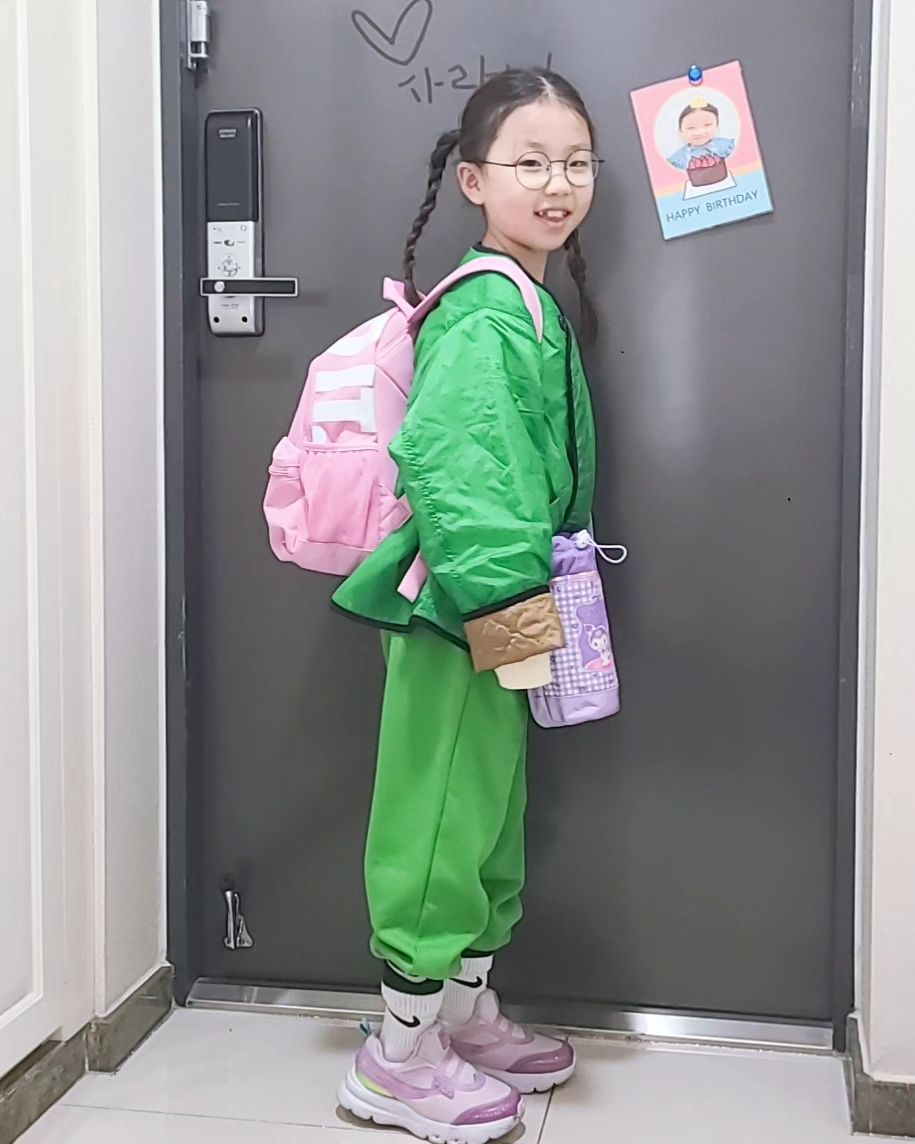 #등교완료🙋‍♀️ 
잘 다녀와 곤쥬 :)
엄마 추븐데 인사하려고 기둘렸다😆
소풍 즐거운 시간 되렴ㅎ