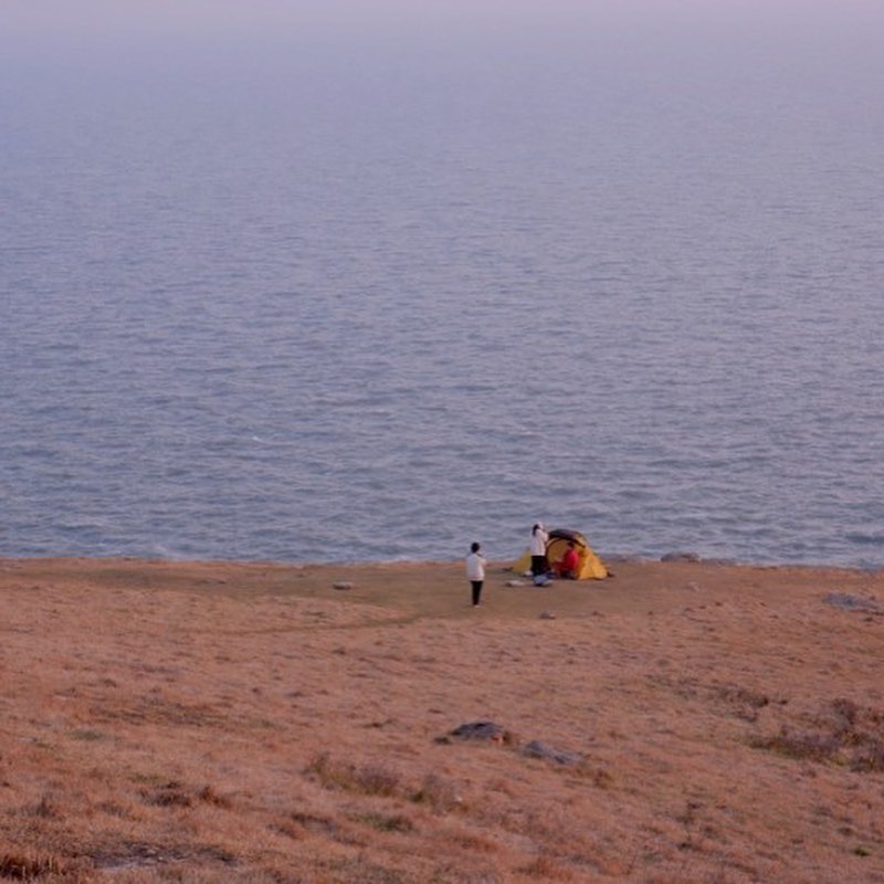 오랜만에 굴업도 사진⛰️💬
20년도에 떠난 첫 백패킹 !

1. 백패킹 40년 고수 아저씨랑 말 터서 사진 찍어 드리고 참외랑 술 잔뜩 받아옴 (??)

2. 마을이 작고 귀여웠다. 아무도 옷 안 맞췄는데 
 다 똑같은 거 입고 옴 

3.등산 시작

4. 백캥핑이 처음이었던 우리는 대부도에서 1차로 텐트를 쳐봤지만 영••엉성하게 치고 있으면 누군가 도와줌 (??)

5. 바로 밥 먹을 준비
이런 거 들고 오느라 무거웠구나;;

6. 사슴 보자마자 너무 신기해서 쳐다봤는데 
그쪽도 우리 막 관찰함 

7. 재수가 필카로 찍어줬다

8. 바람 쌩쌩부는 굴업도에서 맥주!

9. 다음 날 하산해서 동네분들한테 얻어먹은 막걸리

10. 대부도에서 1박~ 
그때 불에 구워 먹던 쫀드기 생각나..