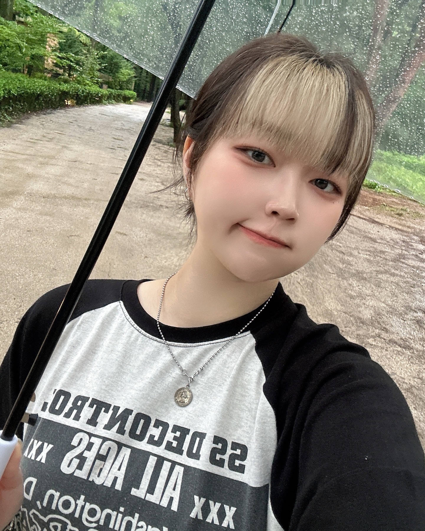머리 위에 비구름 따라다니는사람