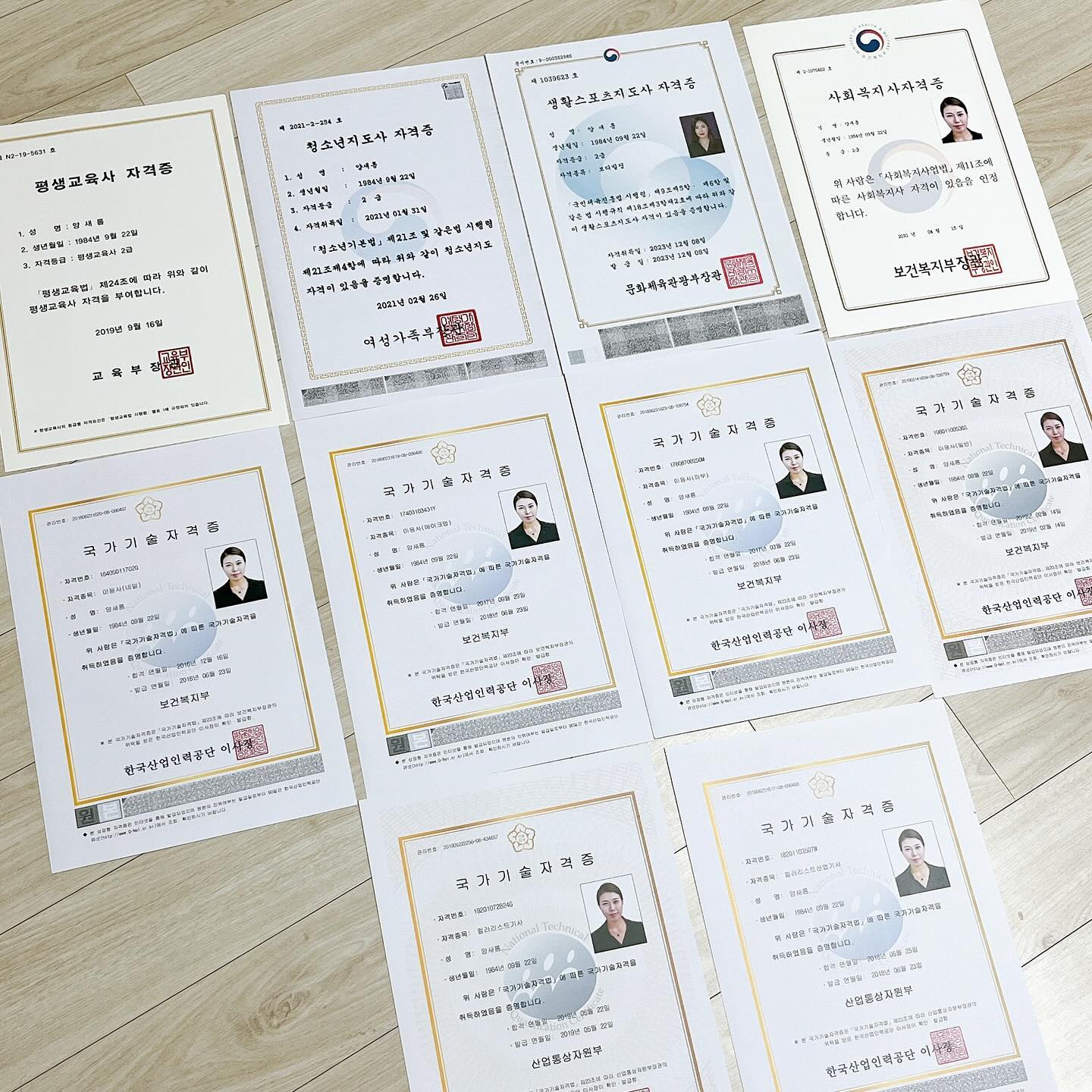 고생한거 사실이고 멋진것도 사실이므로 
피드에 하나쯤은 자랑으로 박제해도 좋을거 같아서.
금요일이 #생활스포츠지도사2급보디빌딩 최종 발표일이었음. 
필기 - 실기 - 연수 - 실습까지 해야되는 
꼬박 일년이 걸리는 자격증이었다. 와.....

게다가 나는 운동을 진짜 못하는 스타일이라서 
잘 못하는 일에 도전한다는 것 자체가 
나한테 꽤 용기를 요구하는 일이었고 
그 용기에 나 스스로 보답을 해줬지. 최종합격! 

저 이제 국가자격증 10개예요. 면허 합치면 12갠데
우리 미용사 면허증이나 운전면허증 같은 아무나 있는
짜잘이는 빼고 말하자 ㅋㅋㅋㅋㅋㅋㅋ (허세) 
뭐 국제자격증이나 민간자격증같은 건 
열손가락으로 못세서 안올림. (더블 허세) 
근데 왜 줄 안맞아? 뭐야 두개 더 따야겠는데? (트리플 허세) 

#컬러리스트기사 #컬러리스트산업기사
#피부미용사 #헤어미용사 #네일미용사 #메이크업미용사
#평생교육사 #사회복지사 #청소년지도사 #생활스포츠지도사 

그냥 일년에 하나씩 따면 여러분도 마흔쯤 먹으면 열개 생긴다.
세상에 완벽한 사람 없고 대단한 사람 없음
하지만 여러분의 가능성은 완벽하고, 가능성은 대단함

뭐 결심같은거 하고 힘내고 각오를 다지고 그런거 하지 말고 
그런데에 에너지 쓰지 말고 그냥 아무생각 없이 매일 하심 됩니다.
저스트 두잇.

#갓생러 #자기계발 #자기개발