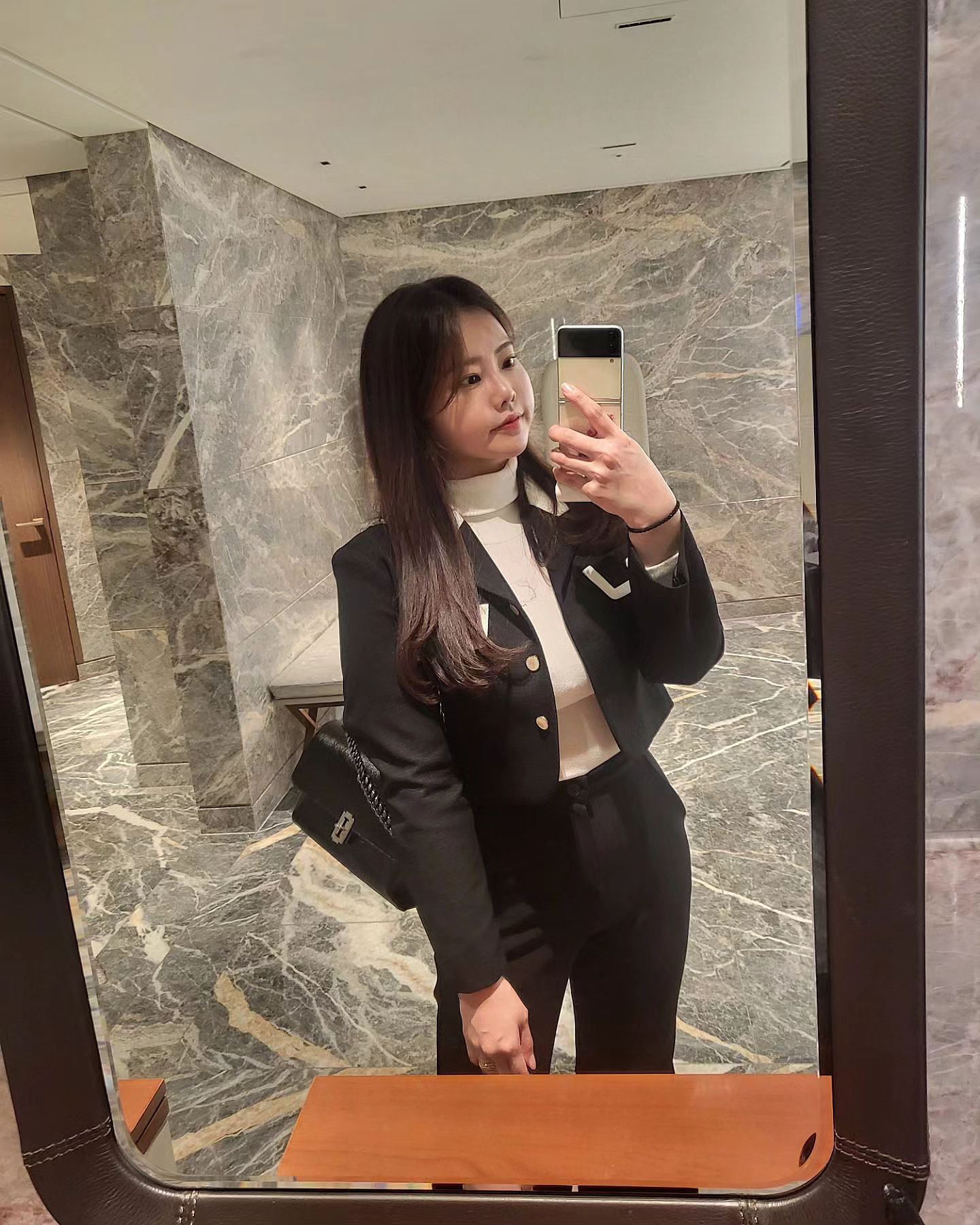 오랜만에 내 피드 
이런 자부 타임 또 만들어 주세욘😆
.
.
.
.
.
내가 본 결혼식중 제일 예쁘고 
너무 아름다웠던 결혼식- 🌿🤍

#시그니엘 #결혼식 #워킹맘 #자유부인 #자부타임 #쥐띠맘