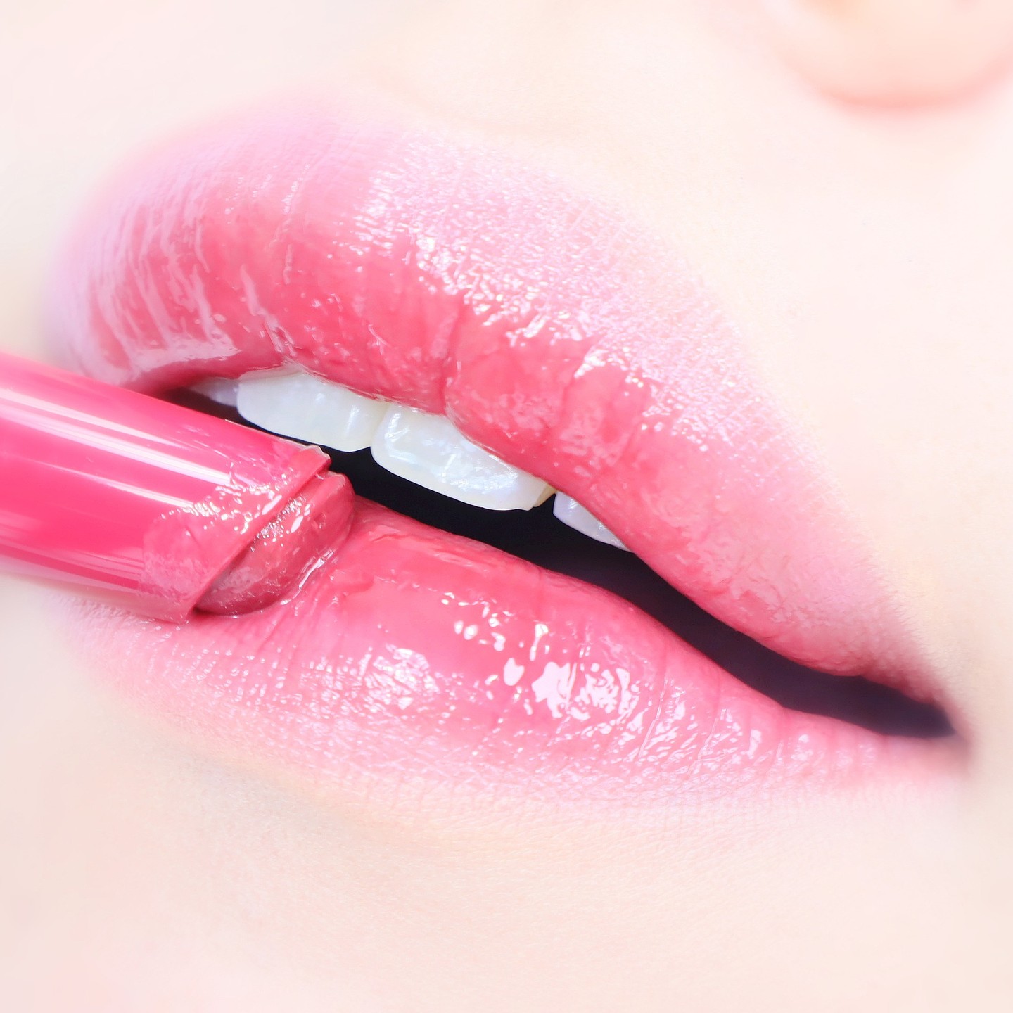 -

💋

요즘 진짜 잘 바르고 있는 멜팅립

다양한 홍수처럼 쏟아지는
멜팅밤은 사용하기 정말 편하고
저와 같이 주름 많고 각질 많은
건조한 립에도 투명한 유리알 광택을
느낄수 있습니다

저도 여러 브랜드의 제품을 가졌는데
최근 3CE 제품이 유독 손이 자주갔어요

💄

남자들이 사용하기에 좋은 채도
덕분에 부담스럽지 않은 데일리템으로
추천하고 싶습니다

역시나 약간의 플럼퍼 기능이 있어서
박하사탕을 문것 같은 알싸함이
느껴지지만 정말 미미합니다

그래서 자극없이 쓰기 좋았고
다른 멜팅립보다 제형이 조금은 단단해
쉽게 물러지지 않는다는 점 역시
큰 장점이였습니다

✔

하지만 역시나
후진은 되지 않습니다
사용하실만큼만 뽑아서 써주세요

자세한 후기와 색상 정보는
블로그에 자세히 적어놓았으니
많이봐주세요

#발색 #립발색 #쓰리씨이 #코덕맞팔
#코덕 #멜팅립 #멜팅립밤 #입술발색
#틴트 #립틴트 #틴트발색 #촉촉한립
