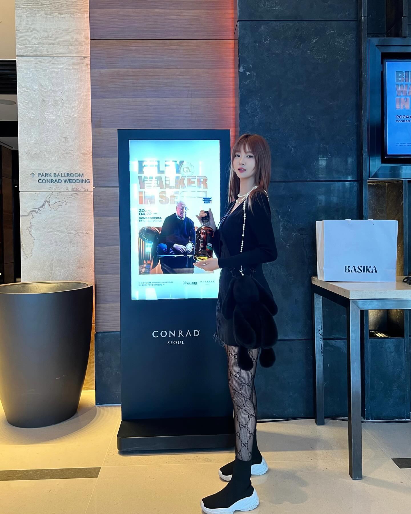 #빌리워커할아버지 👴+ 🥃
빌리워커인서울 ㅎㅎ 20명 한정 ㅜ 좋으신분 덕에 싸인 받았습니다 ㅎㅅ

.
.
 #글렌알라키 #빌리워커인서울