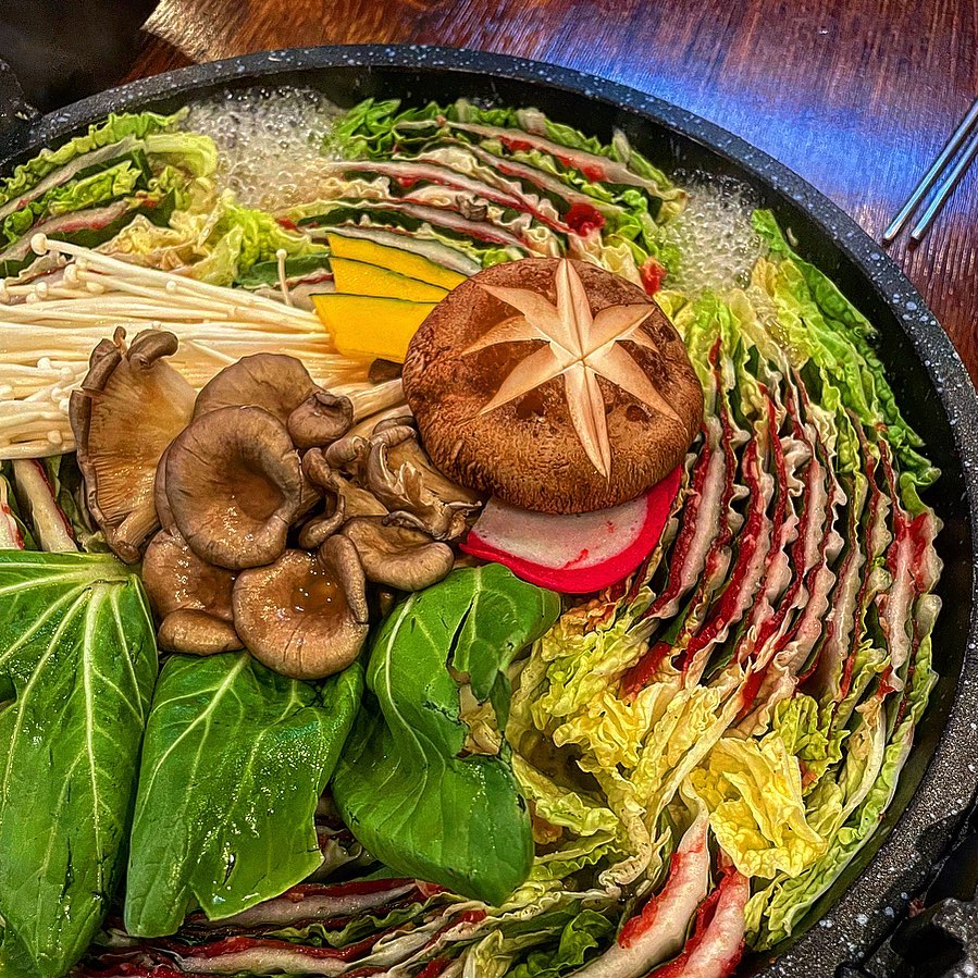 천개의 잎사귀 밀푀유🥬
#홍대스앤샤 #밀푀유나베 

보기에도 좋고, 맛도 좋고, 내 속도 좋은 삼박자가 이루어진 밀푀유나베를 먹으러 갔어요!
가게에 한쪽에는 셀프바가 있는데 레몬, 복숭아홍차, 블루베리, 매실차가 준비되어 있어요 시중에 판매하는 일반 음료 같아요

✔ 칼국수 코스 (38.8)
밀푀유는 보기도 좋고 먹기도 참 좋아요! 속도 편안하고 부담 없지요 테이블마다 소스가 있어 좋았어요
칠리소스에 푹 찍어 먹으면 달달하니 맛도리죠?
개인적으로 무난한 밀푀유나베 맛입니다
칼국수를 먹고 마무리로 볶음밥까지 먹으면 배불러서 집에 굴러갔답니다🐷

소스는 칠리와 땅콩소스가 나오는데 
HOXY칠리파신가요?
저는 개인적으로 칠리파 입니다🫶🏻

🧡 홍대스앤샤_일산가로수길점
📍 경기 고양시 일산서구 주엽로 80 A동 222호

#쭈먹_일산#홍대스앤샤일산#일산밀푀유나베