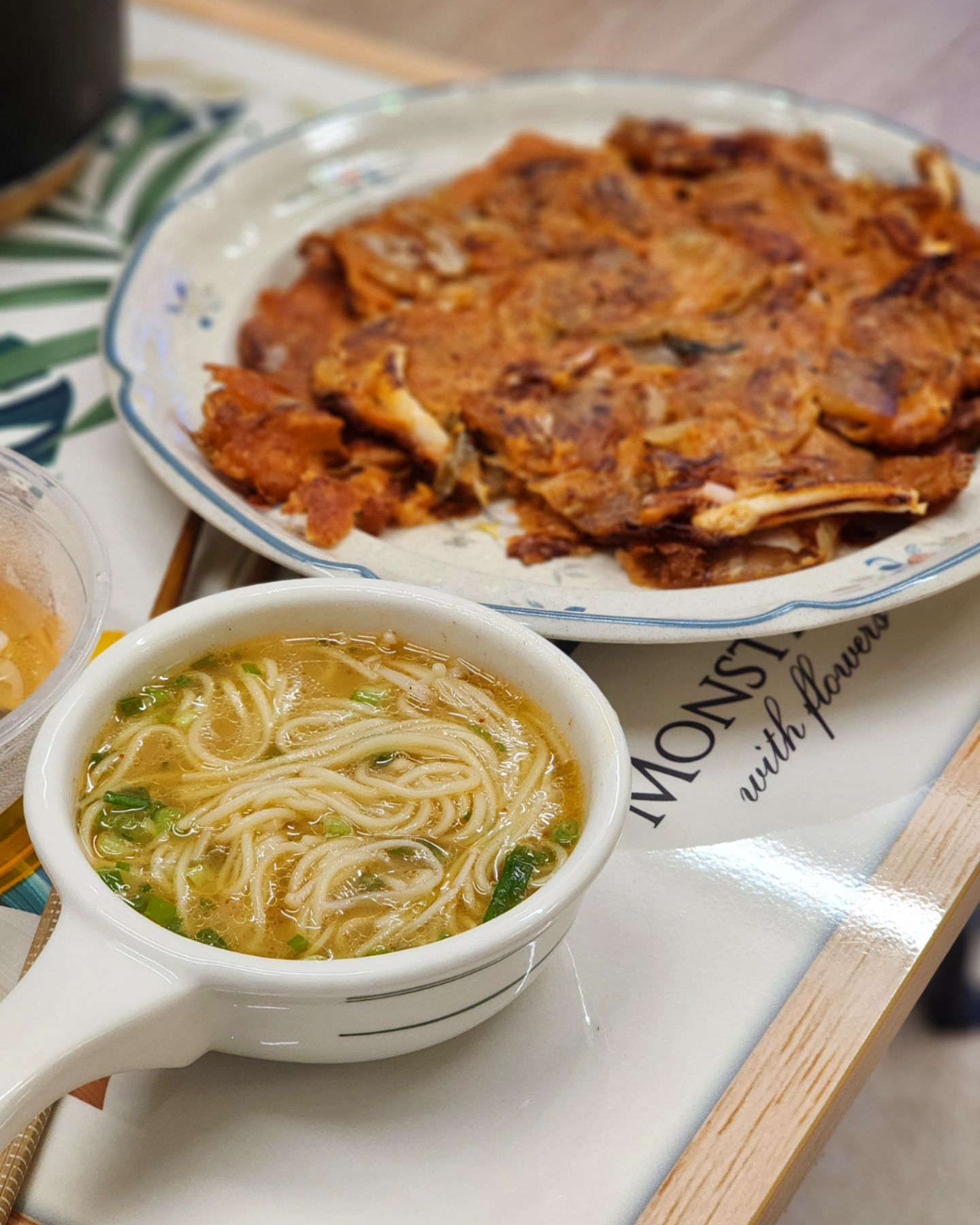 #저녁밥상

이치란라멘 키트랑 오징어넣은 김치전!
한국와 일본 콜라봌ㅋㅋㅋ

김치전은 바삭하게
이치란라멘엔 팽이버섯, 다진마늘 넣어보니 맛있네

담엔 계란반숙 해서 먹어봐야지